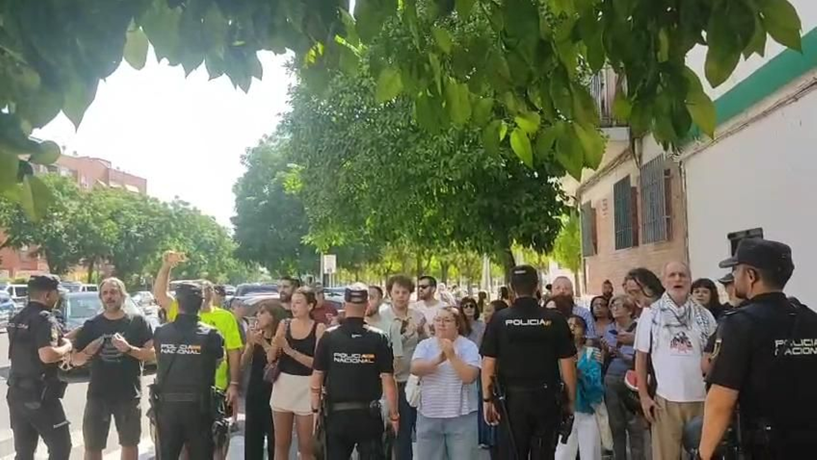 Vecinos y la Asamblea Antirracista de Córdoba protestan contra una rueda de prensa de Vox a la puertas de un centro de menores