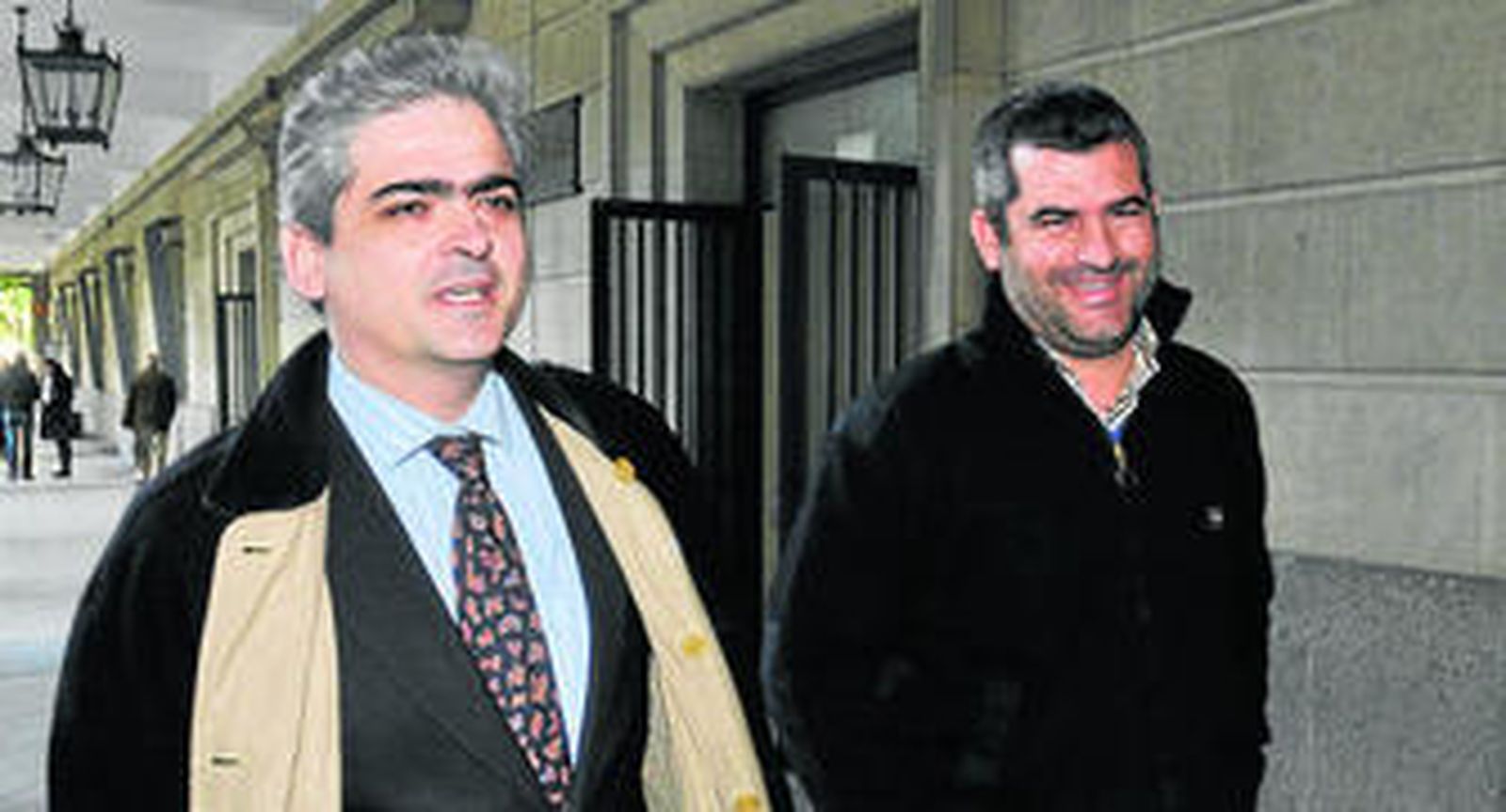 El ex alcalde de La Algaba José Luis Vega, a la derecha, en los juzgados de Sevilla.