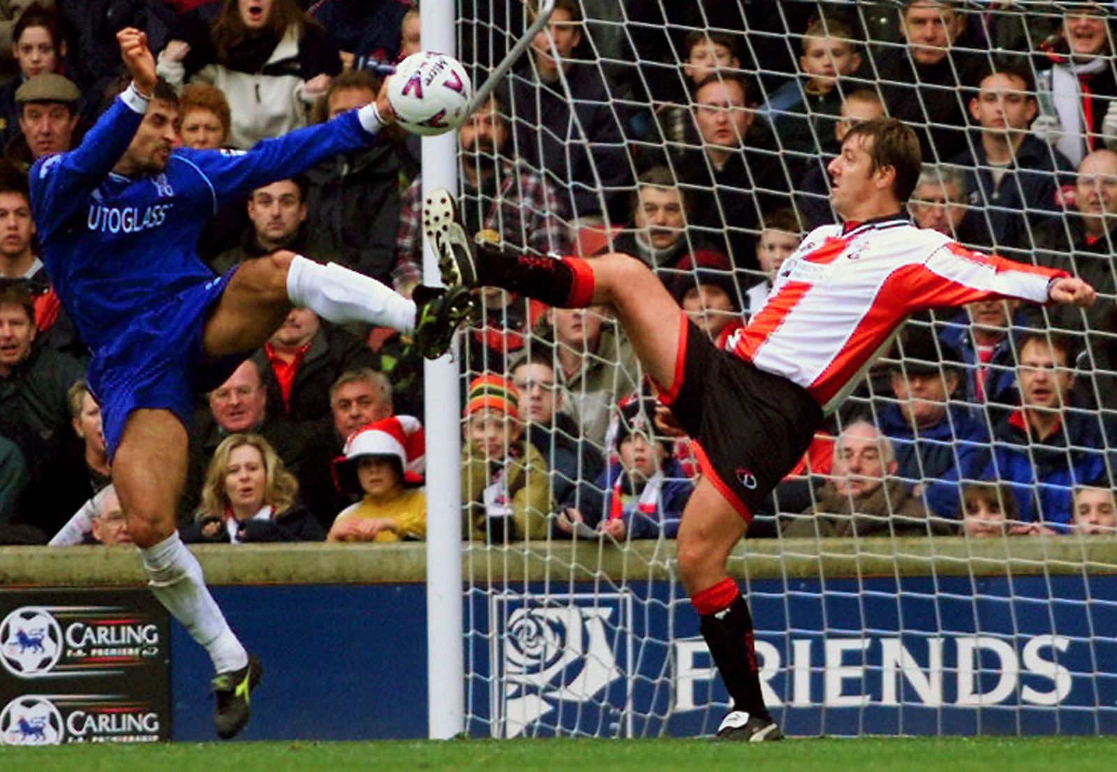 Matt Le Tissier, a la derecha, en un partido contra el Chelsea en el año 1999.