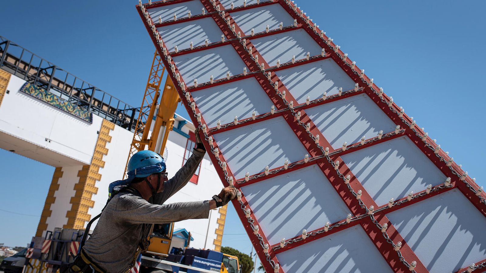 Miguel Ángel ayuda en plena colocación del tejado de la portada en el recinto colombino.
