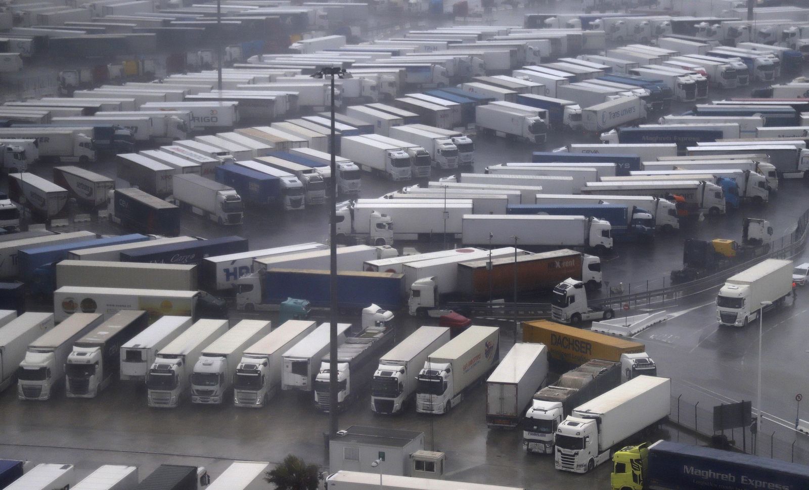 Fotos de la borrasca Joseph: Rachas de 100 km/h cierran el Estrecho y colapsan el Puerto de Algeciras