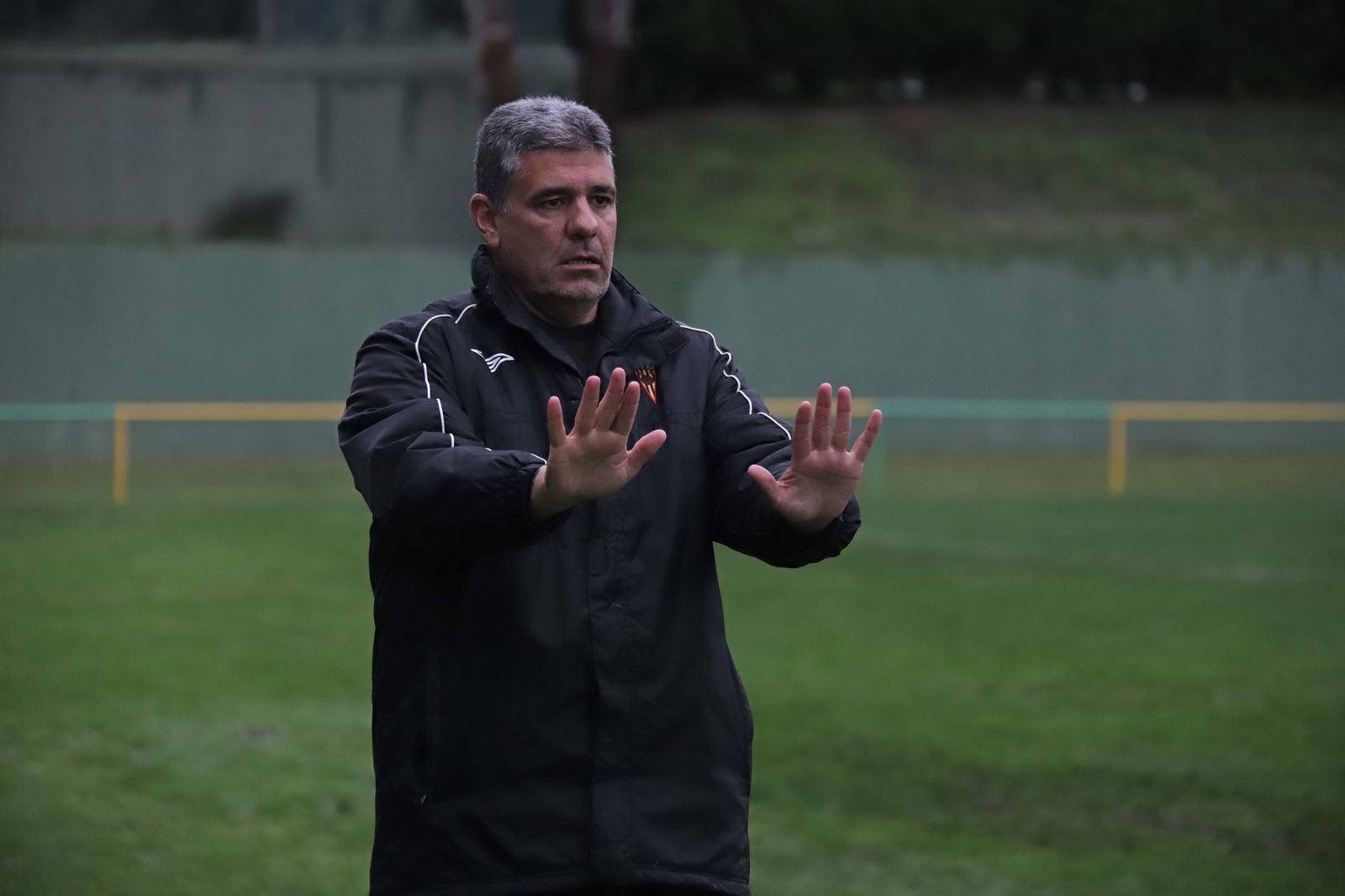 Adrián Gaitán da instrucciones a sus jugadores