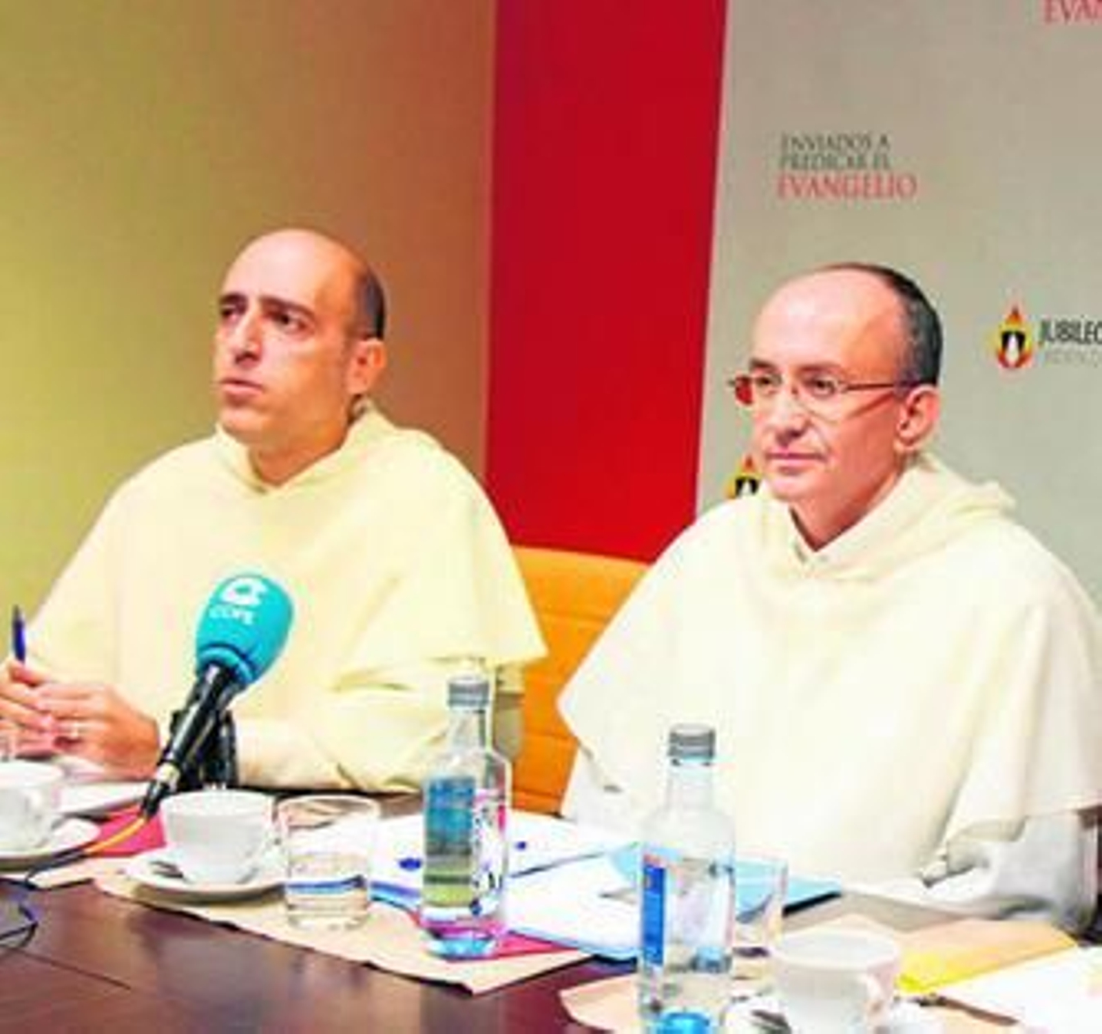 El provincial de la Orden y el director del año jubilar, presentando el programa.