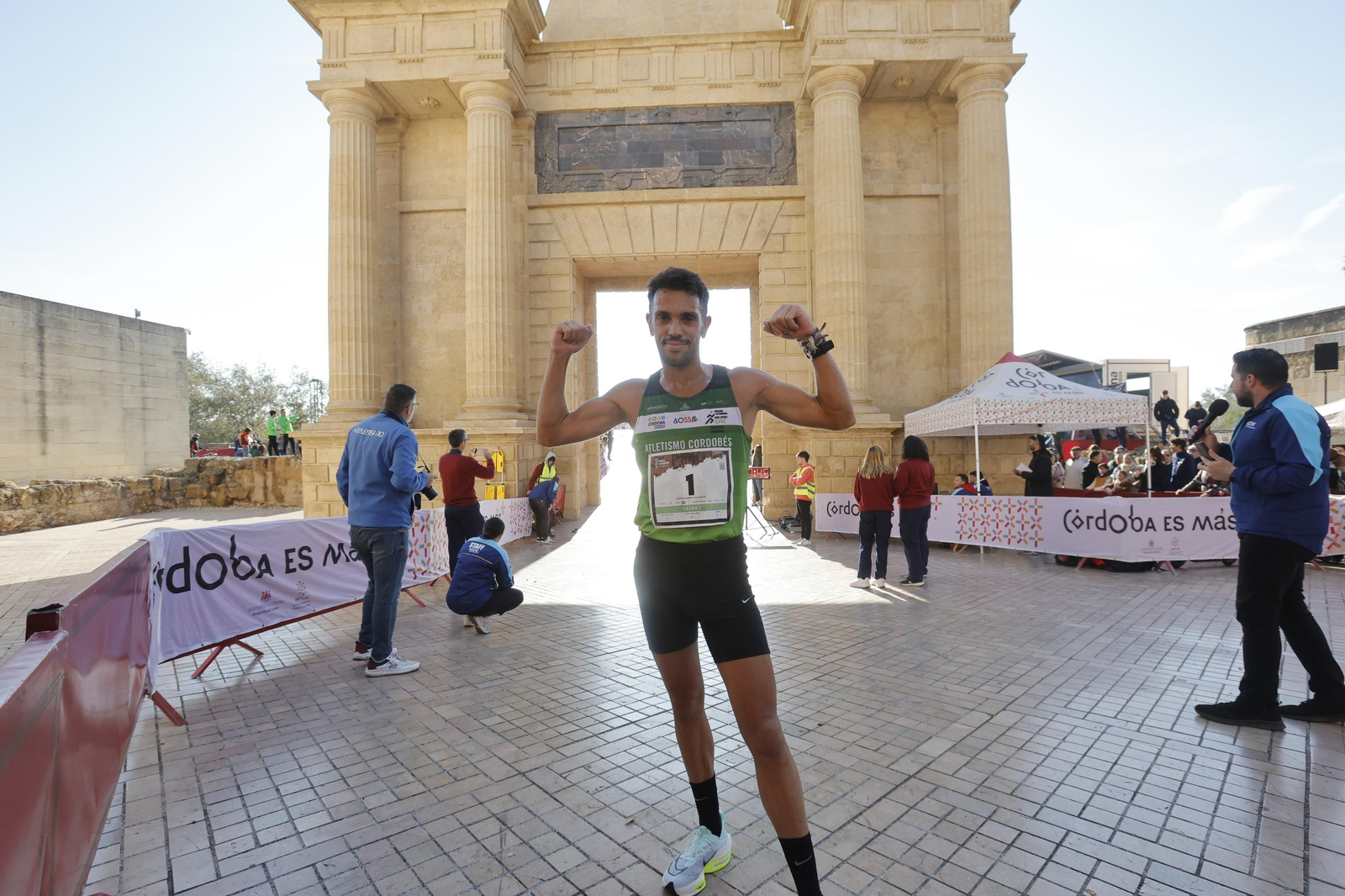Media Maratón de Córdoba 2023: La gloria de cruzar la Puerta del Puente, en imágenes