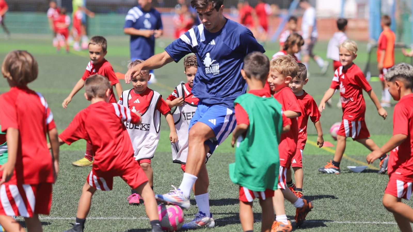 La visita de Brahim Díaz a su campus, en fotos