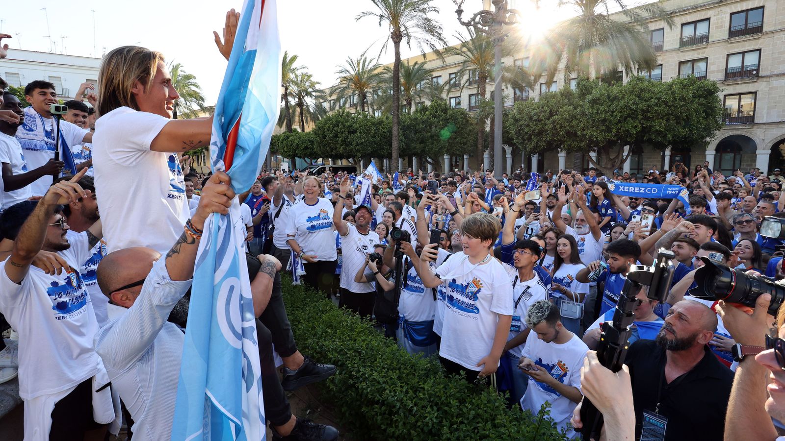 Baño de masas del Xerez CD en Jerez por su ascenso