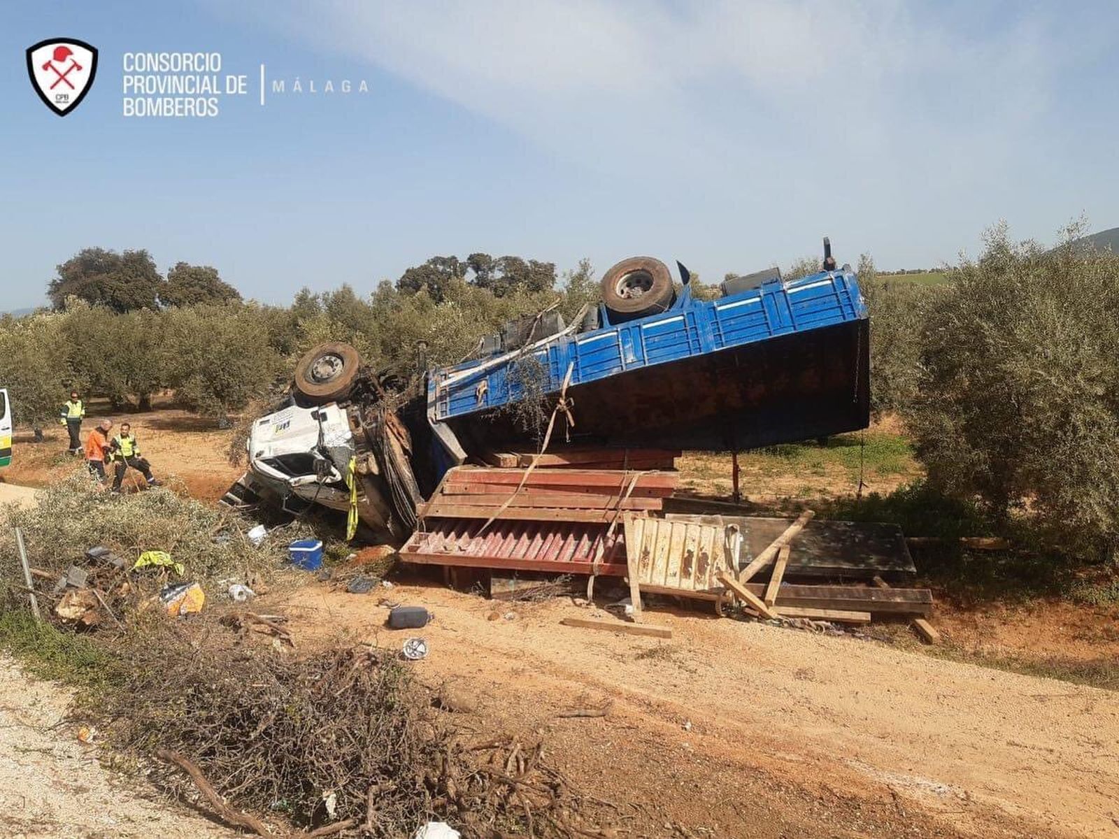 El camión tras volcar en la A-92, en Humilladero.