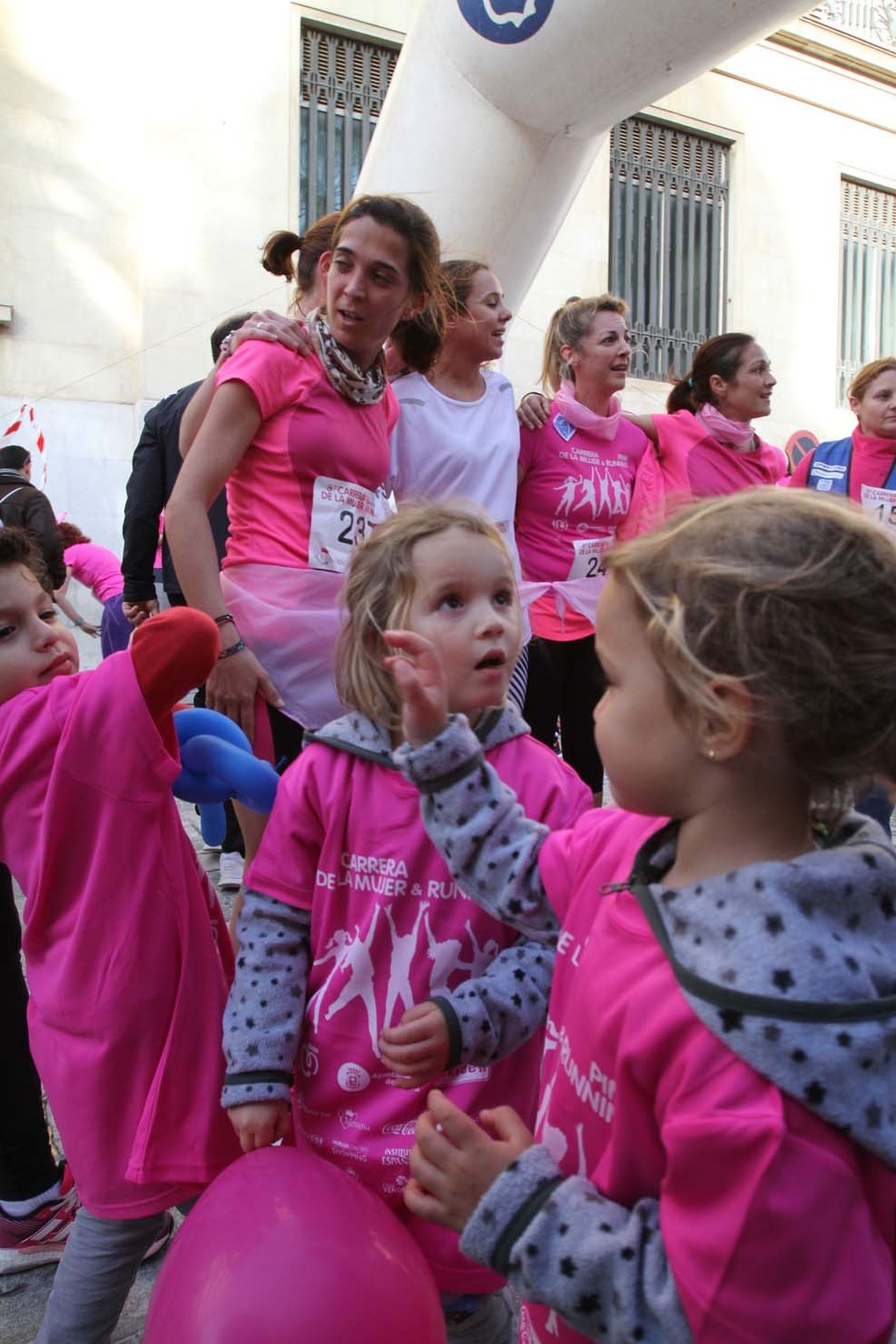 Imágenes de la Carrera contra el cáncer de mama de Huelva.