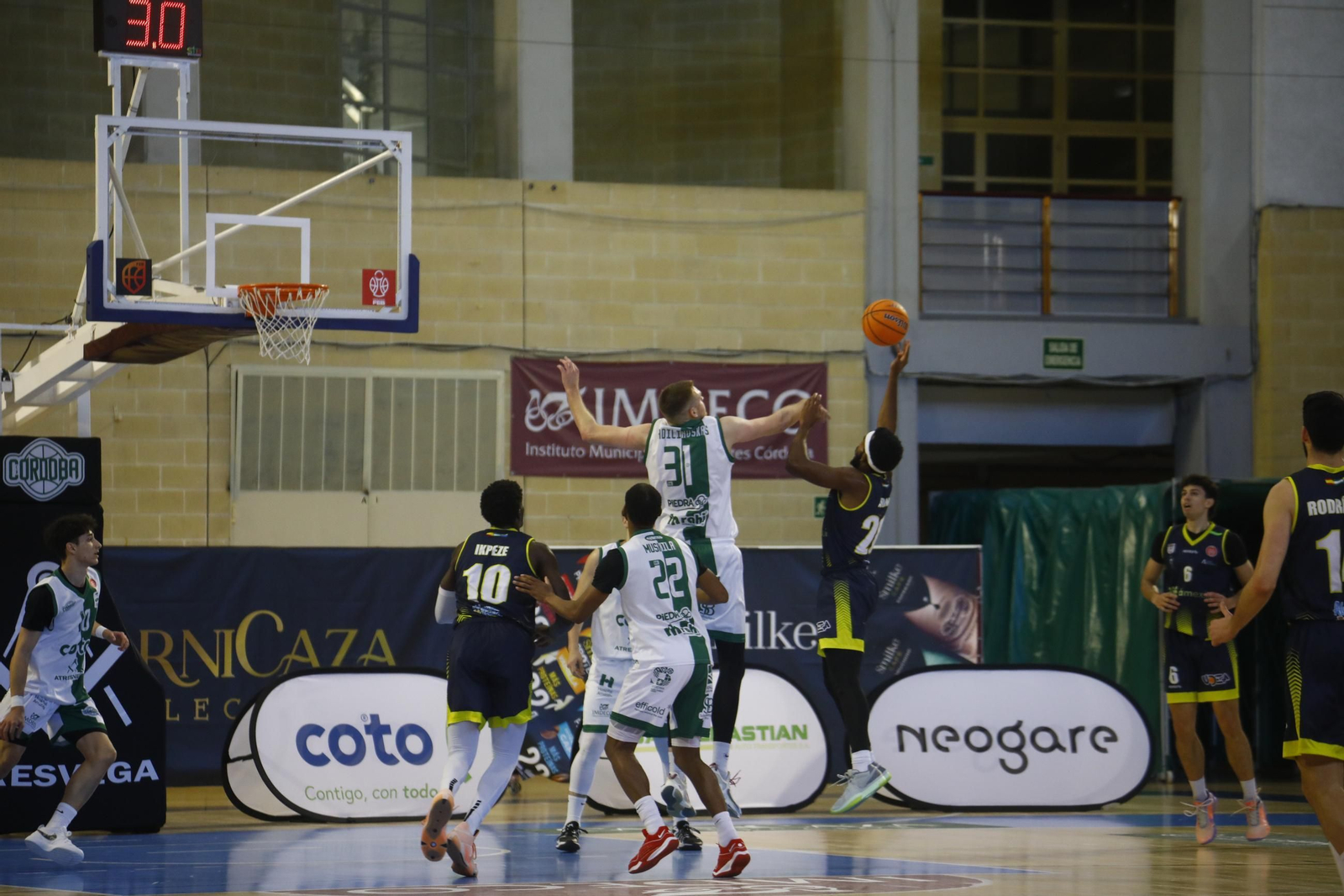 Las mejores fotos del ambiente en Vista Alegre para el Coto Córdoba - UDEA Algeciras