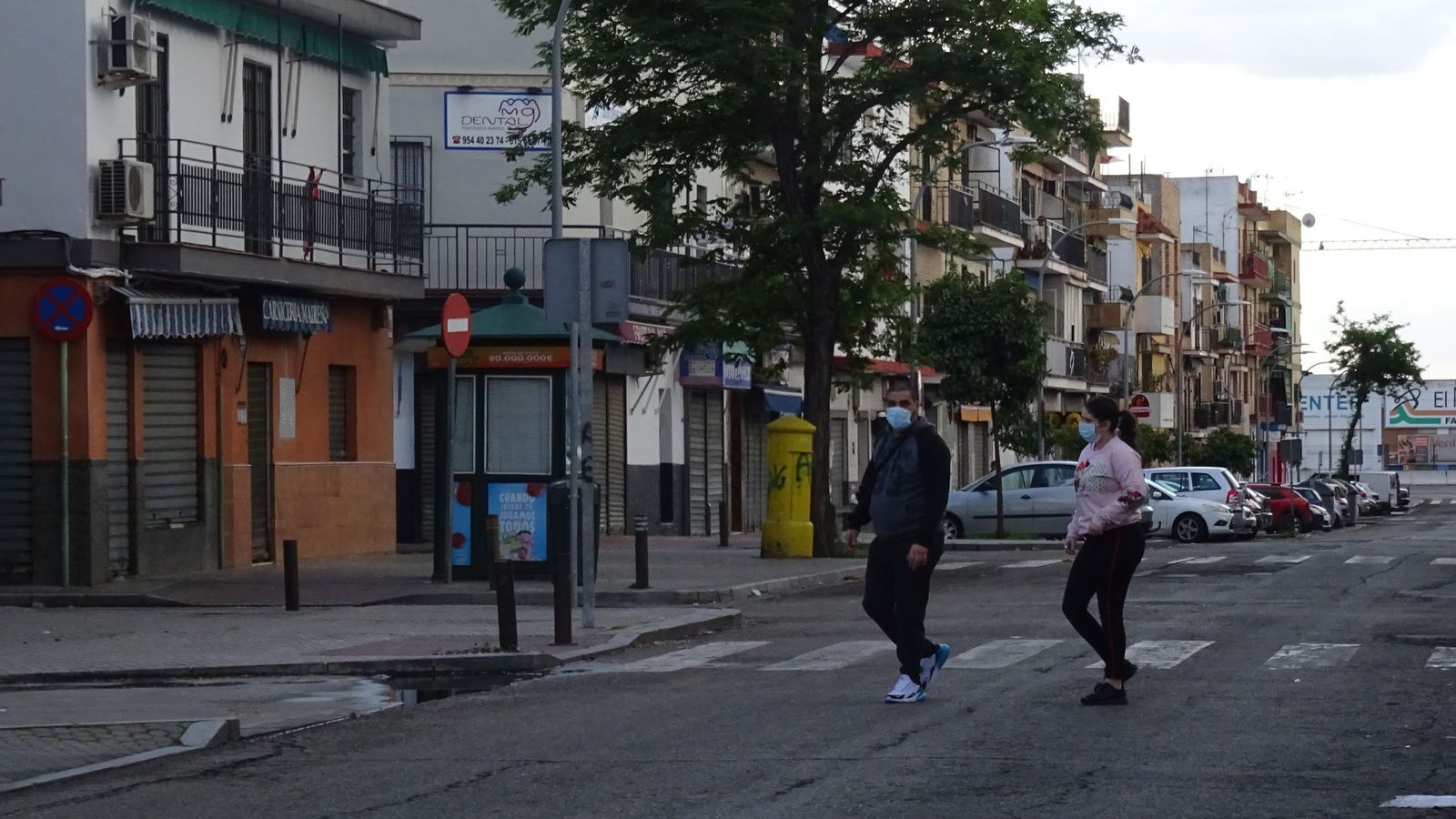 Vecinos de Torreblanca pasean por el barrio