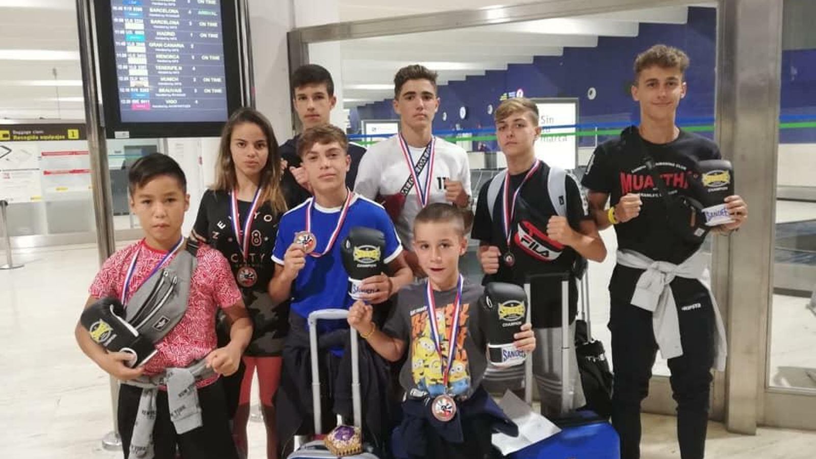 Los campeones del Club Lonewolf de Coria del Río.