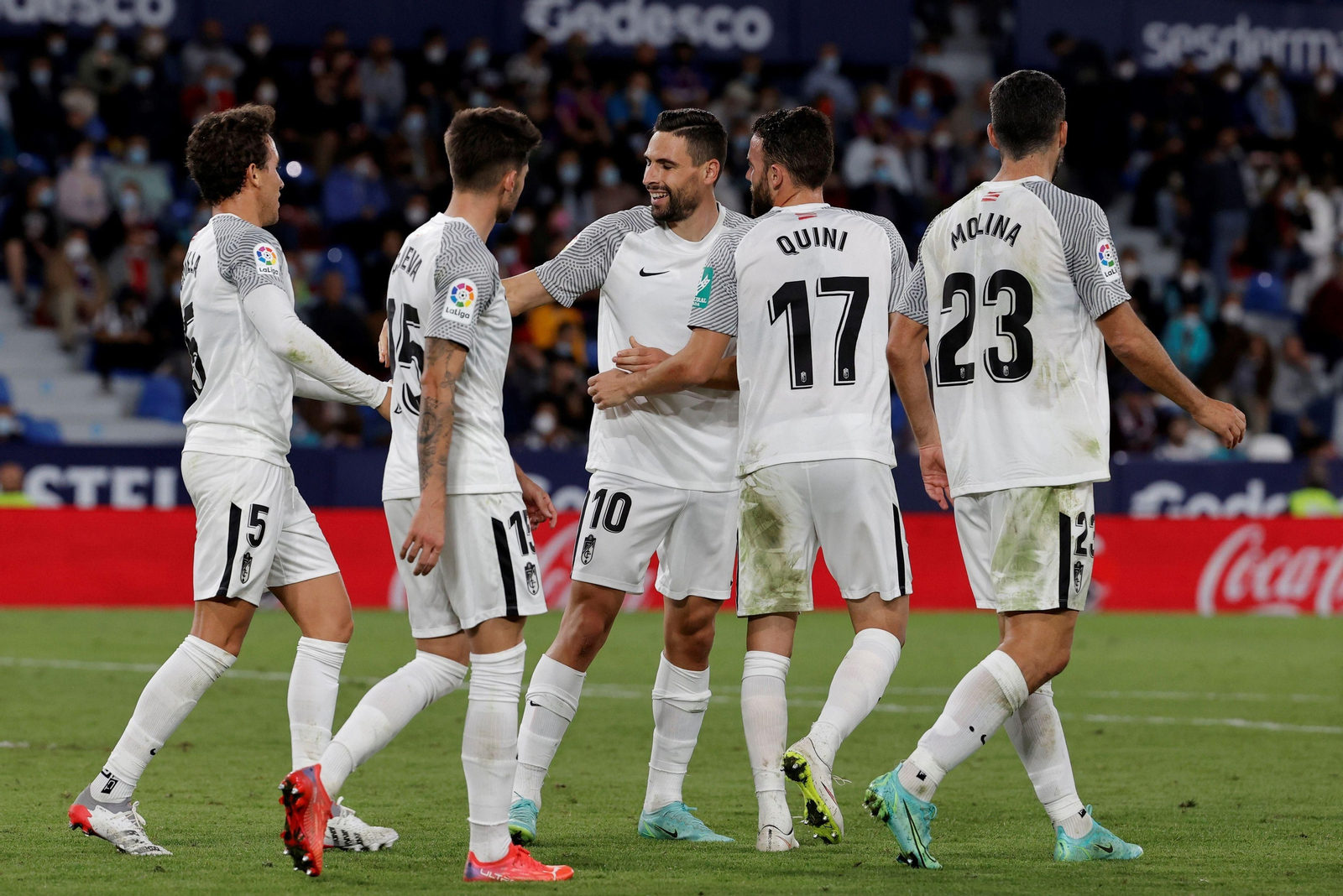 Los jugadores del Granada celebran el tercer tanto.