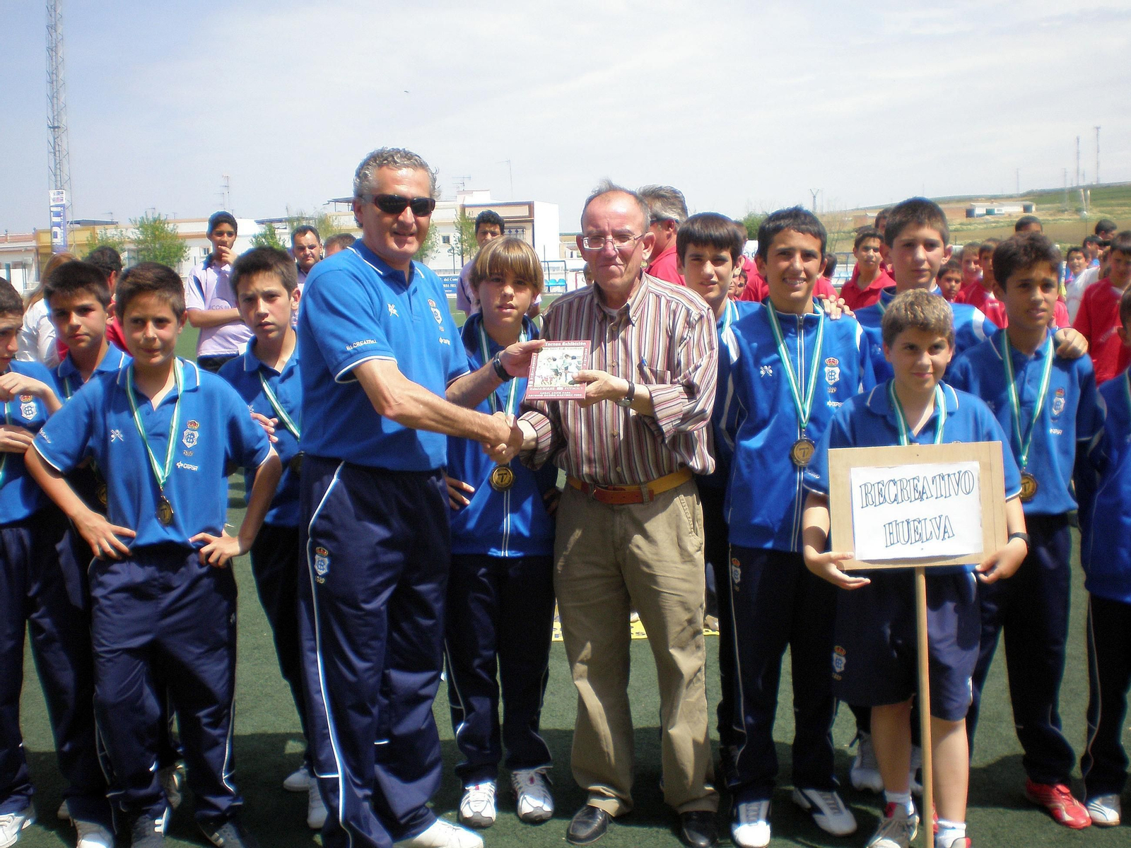 José Sánchez Castizo hace entrega de una placa al Recreativo en el torneo que lleva su nombre.