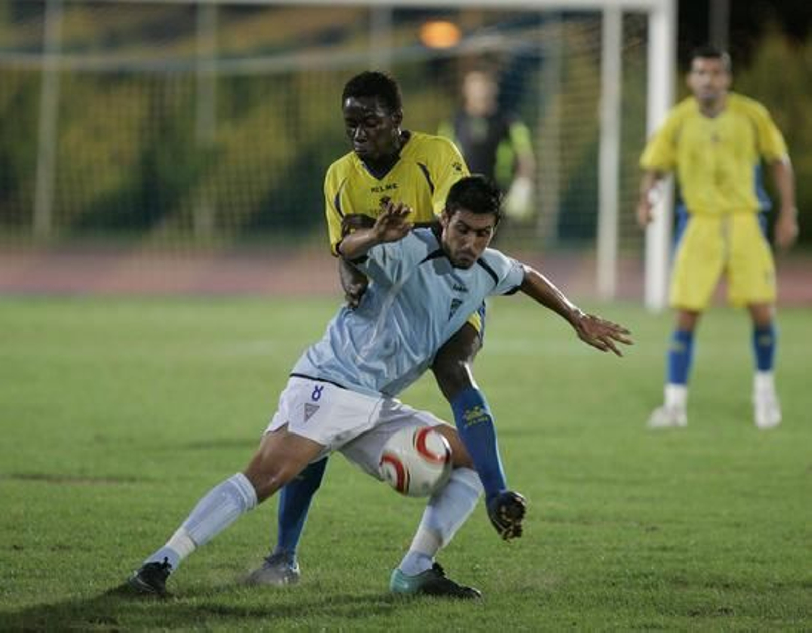Moke se encargó de cortar los ataques del Poli Ejido. 

Foto: Javier Alonso