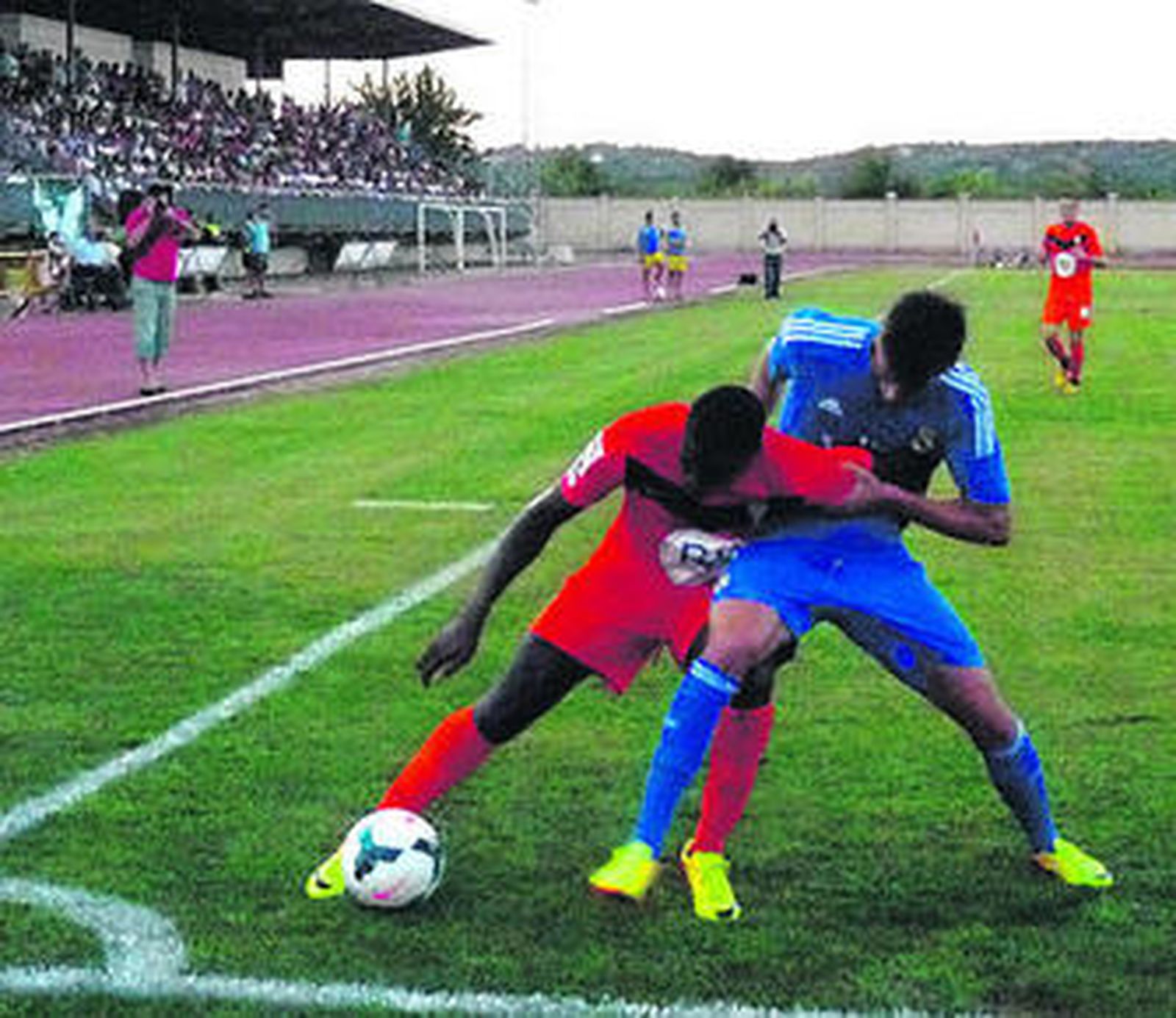 Ayina controla ante la presión de un defensor madridista y ante una grada que estaba completamente llena.