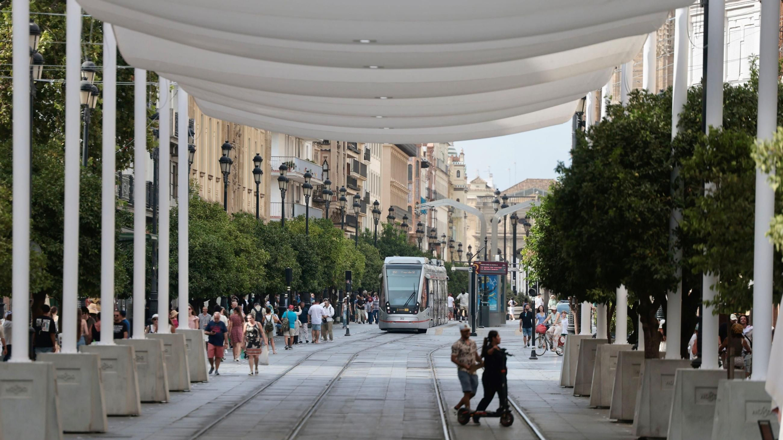 La zona entoldada de la Avenida, casi desierta de peatones ayer con el Metrocentro asomando al fondo.