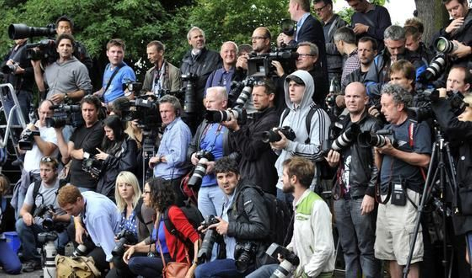 Famliares, amigos,fans y medios en el entierro de la cantante.

Foto: Reuters, EFE, AFP