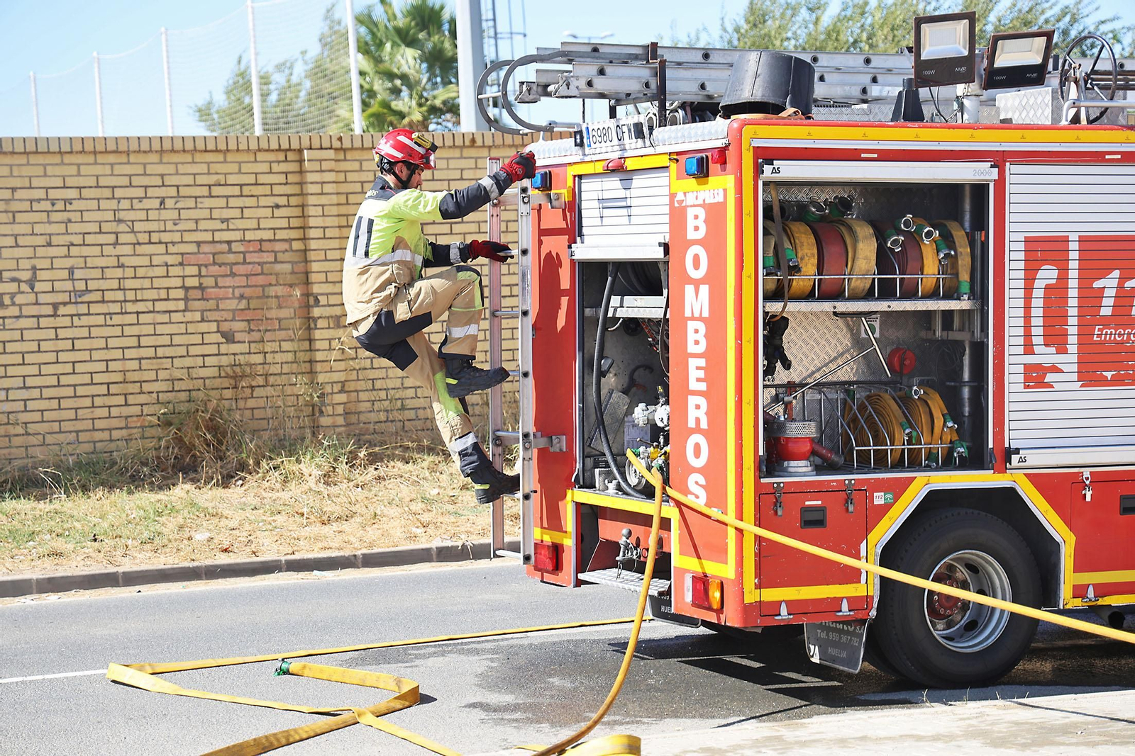 Imágenes del incendio junto al Hospital Juan Ramón Jiménez y el campo de fútbol de El Torrejón en Huelva