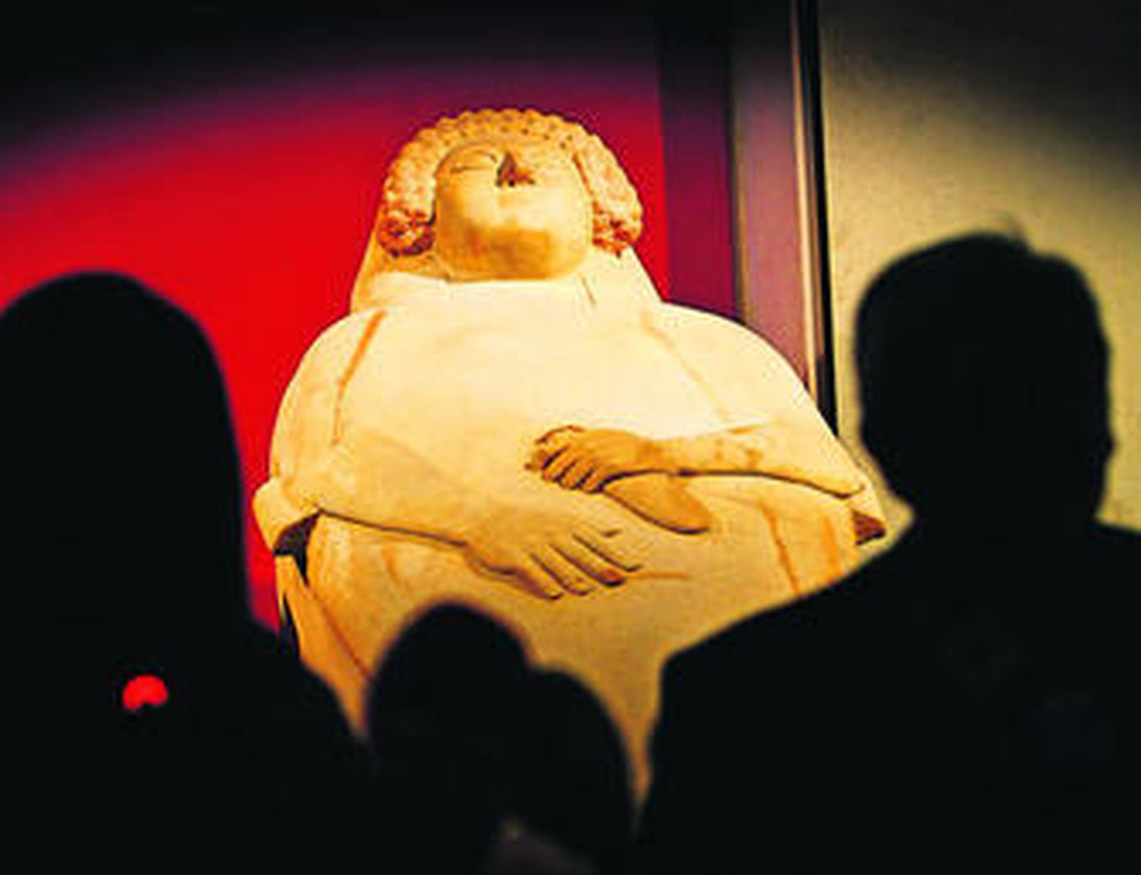 La delegada de Cultura y el director del Museo Provincial ofrecieron  la rueda de prensa ante los sarcófagos fenicios.