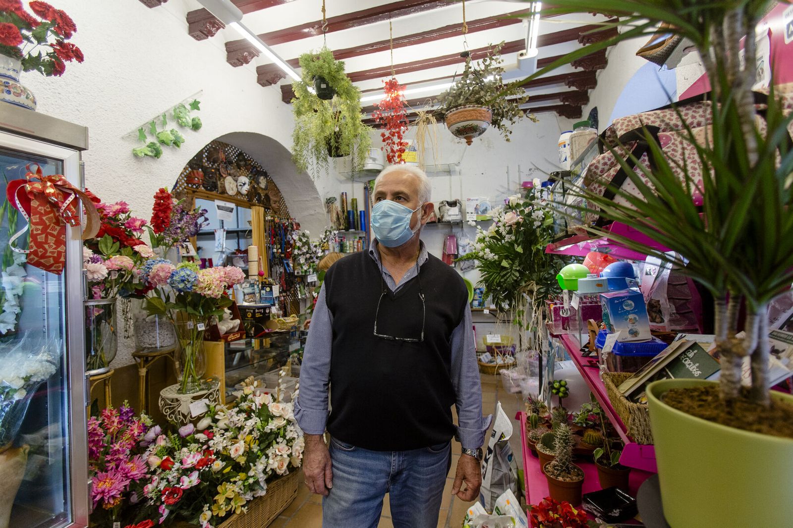 Manuel Carrera en su tienda Gadir, de la calle San José.