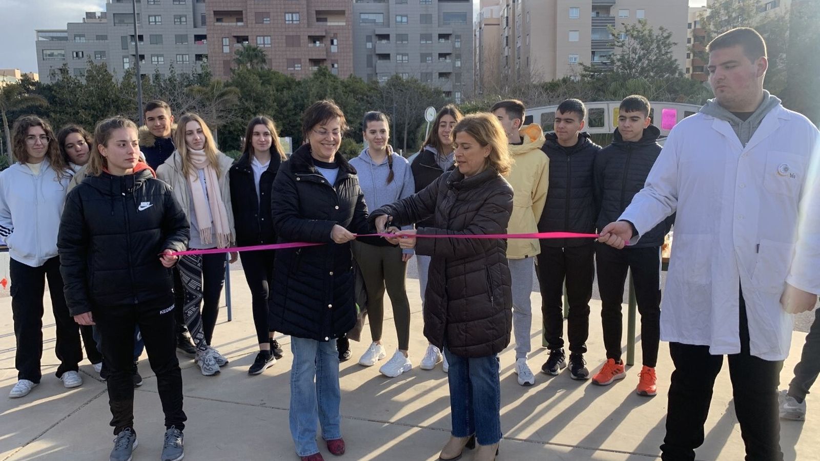 La concejala Paola Laynez ha participado en las actividades organizadas por el IES Maestro Padilla de la capital para conmemorar la efemérides