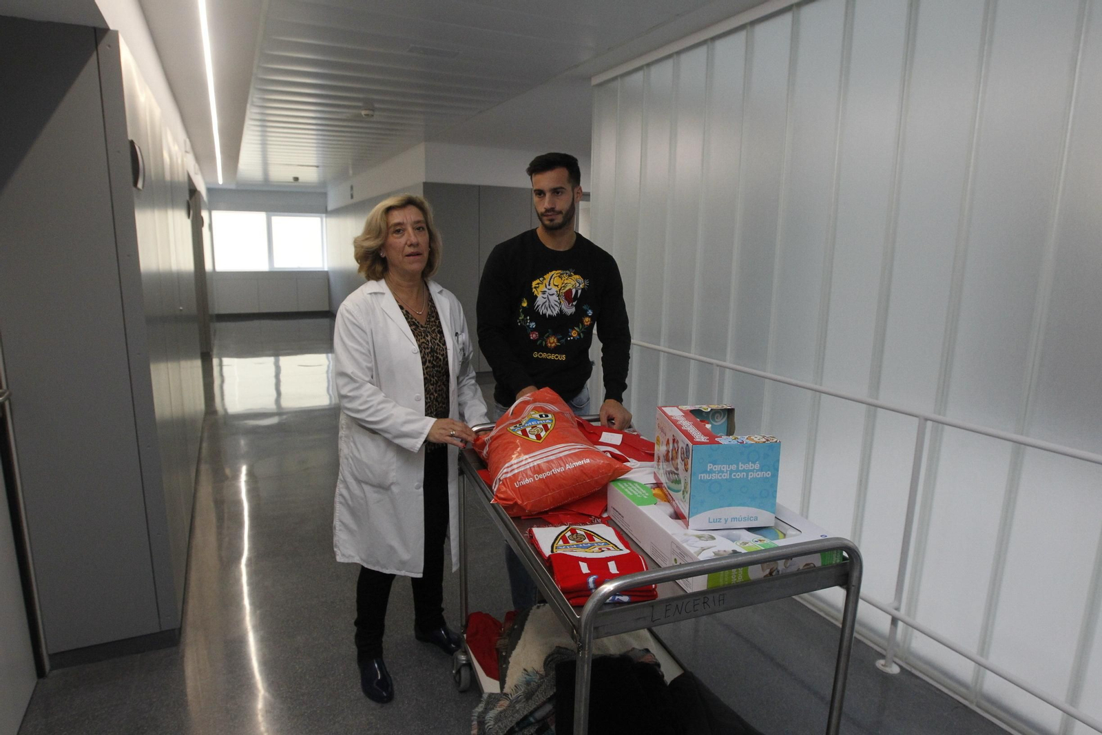 Fotogalería visita jugadores U.D. Almería Hospital Torrecárdenas
