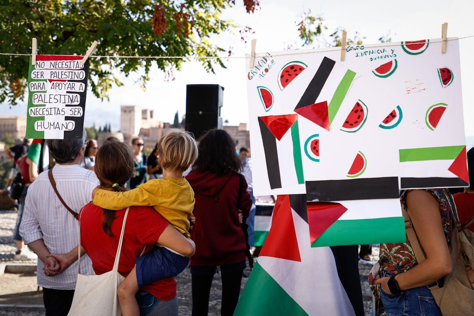 Lágrimas frente a la Alhambra, en imágenes: así se han leído en Granada los nombres de los niños muertos en Gaza