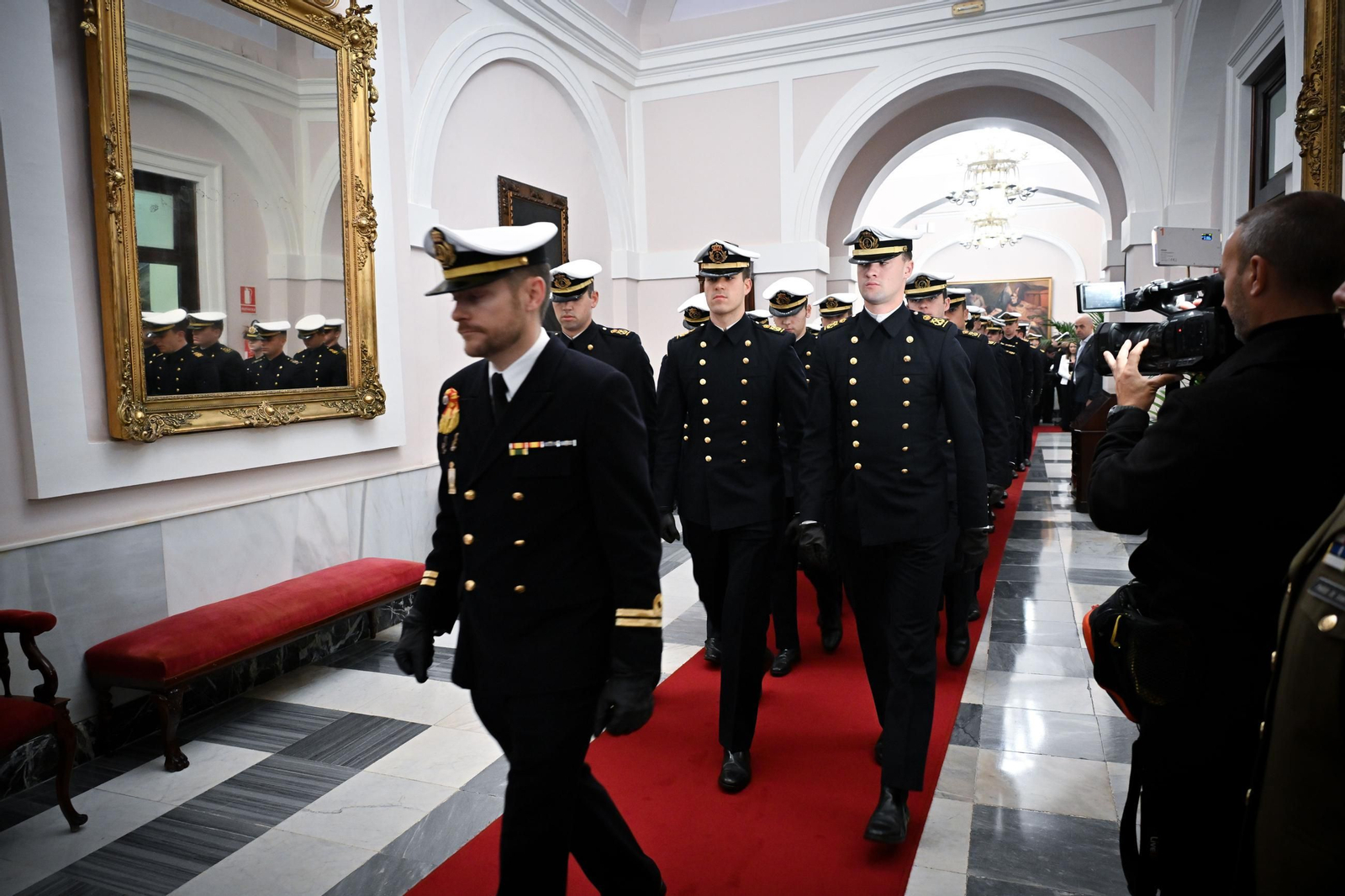 Las imágenes del recibimiento a los guardiamarinas del Elcano en el Ayuntamiento de Cádiz, con la Princesa Leonor