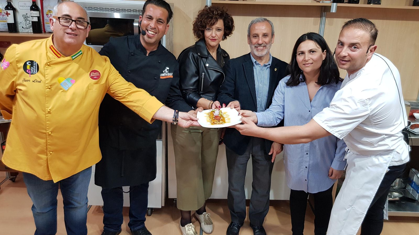 J.Luis Fernández y Luis Fernández, en la muestra de cocina gitana, con su reinterpretación de las migas.