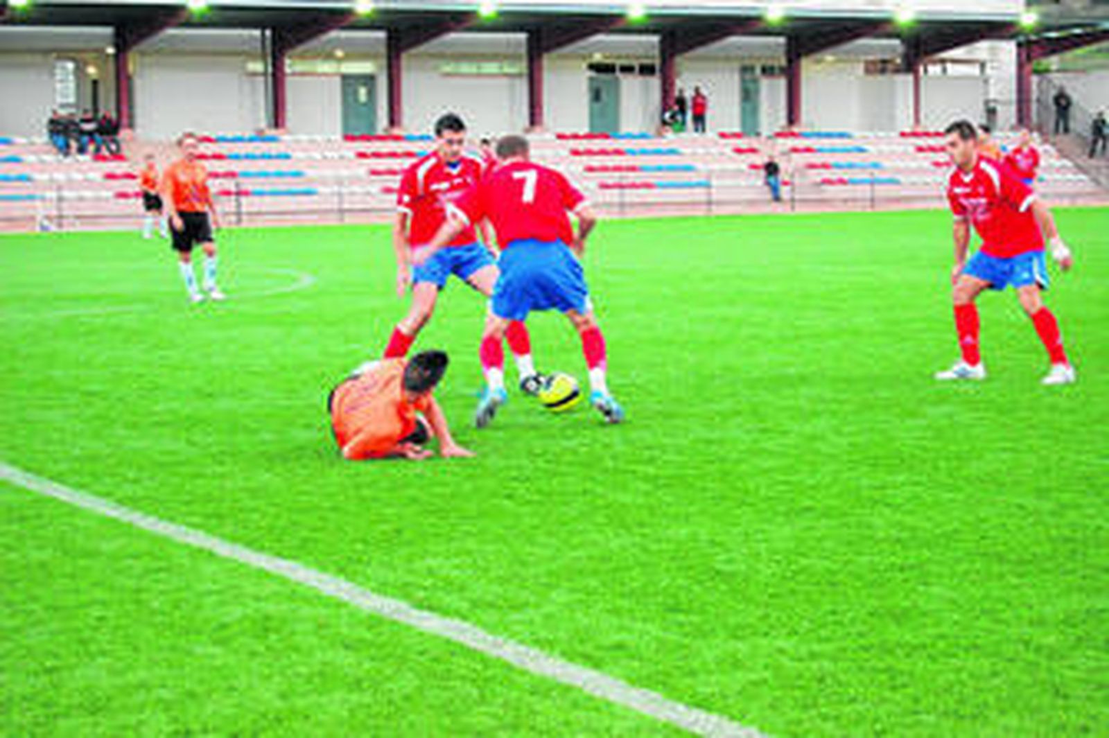 Los aficionados vieron un gran partido en el Municipal de San Mamés.