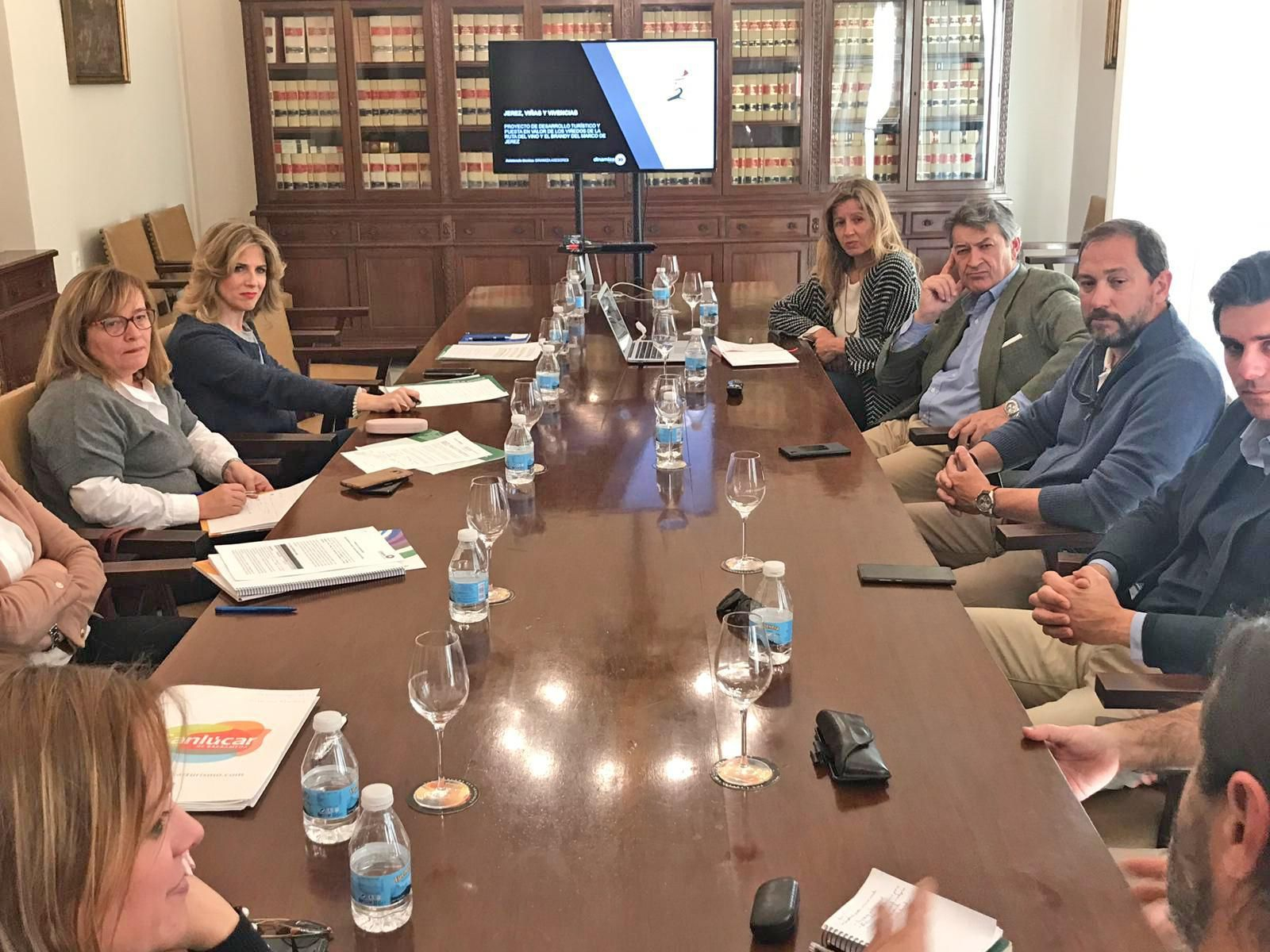 Ana Mestre, durante la reunión con la Asociación de las Rutas del Vino y el Brandy del Marco de Jerez.
