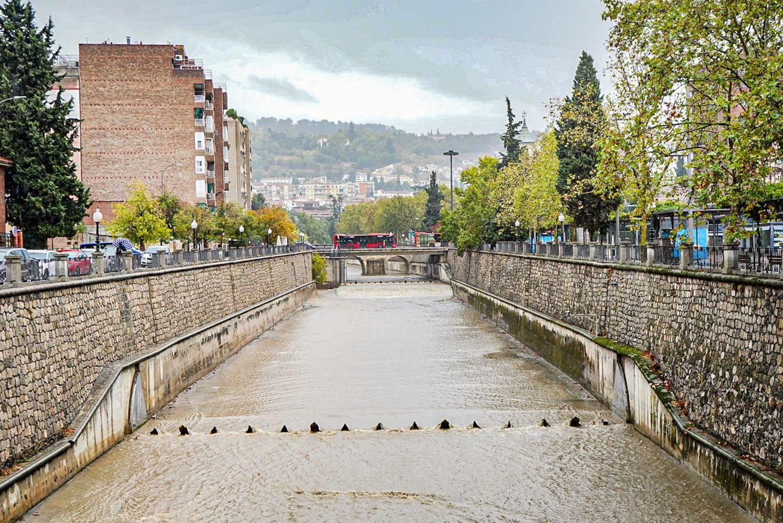 Galería | El agua toma la ciudad de Granada como consecuencia de la Dana