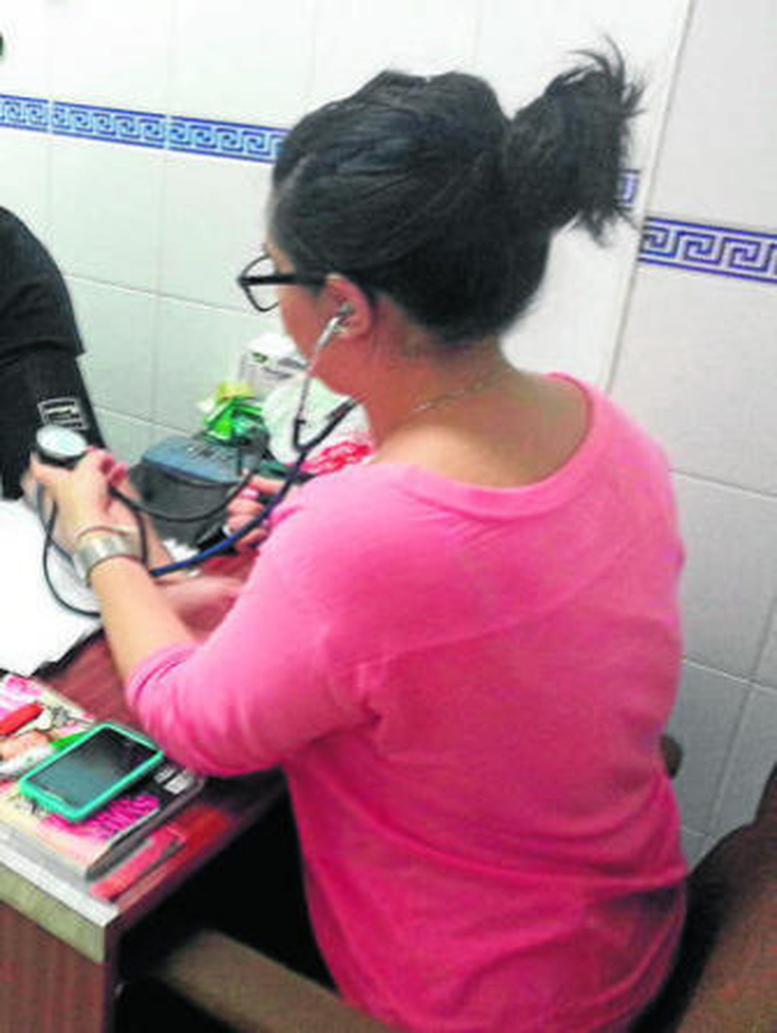 Imagen de la enfermera durante uno de los servicios.