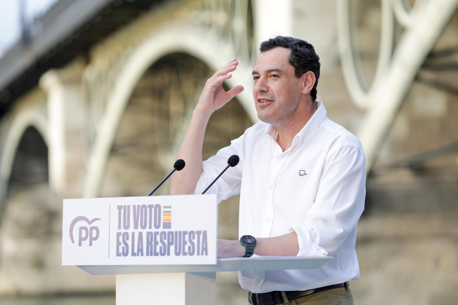 Acto de cierre de campaña del PP. Juanma Moreno, Carmen Crespo, Zoido, Ricardo Sánchez y José Luis Sanz..