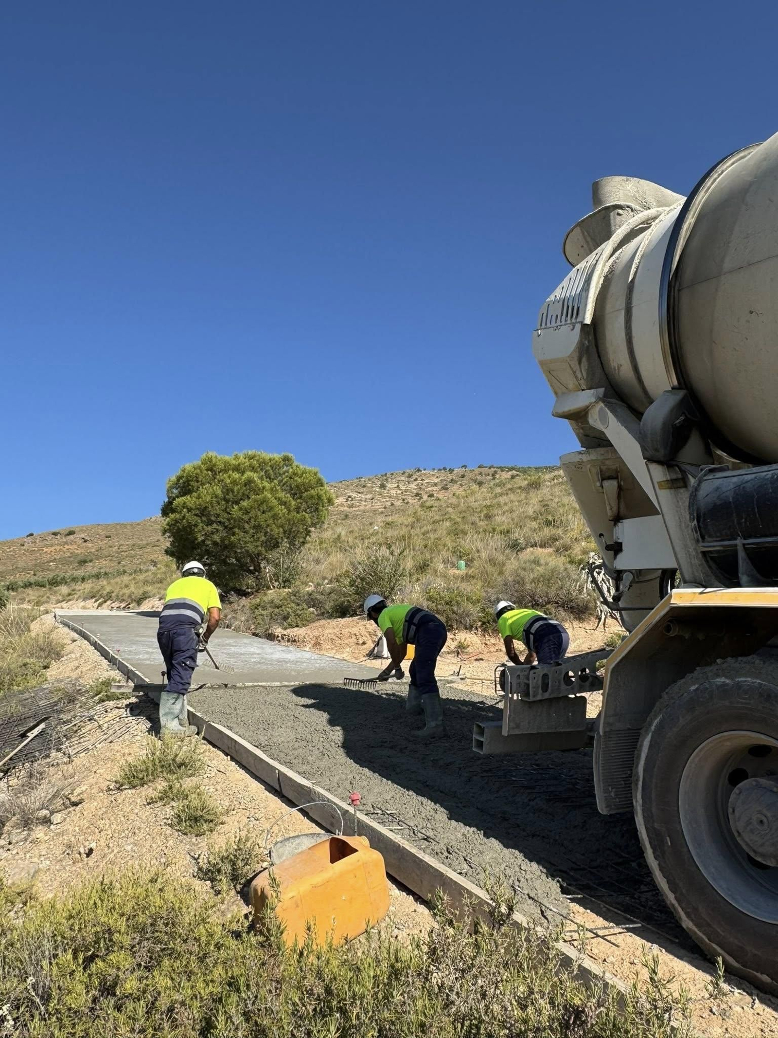 Operarios trabajando en el camino de Cueva Cabrera en La Guardia.
