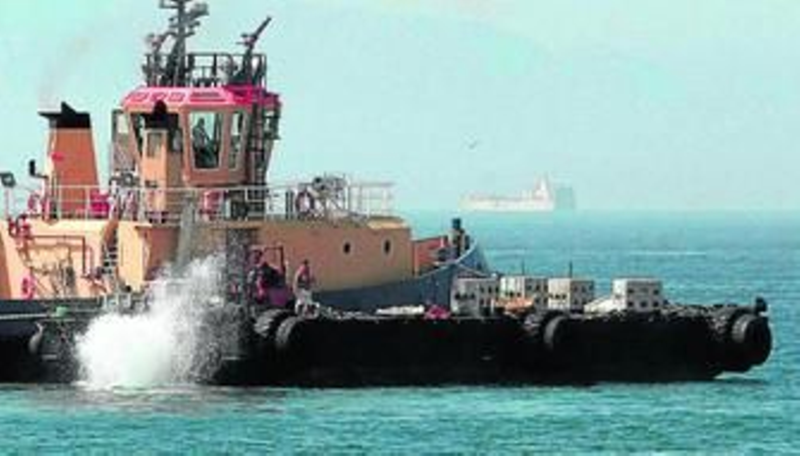 Un remolcador lanza bloques de hormigón en la Bahía de Algeciras, hace unas semanas.