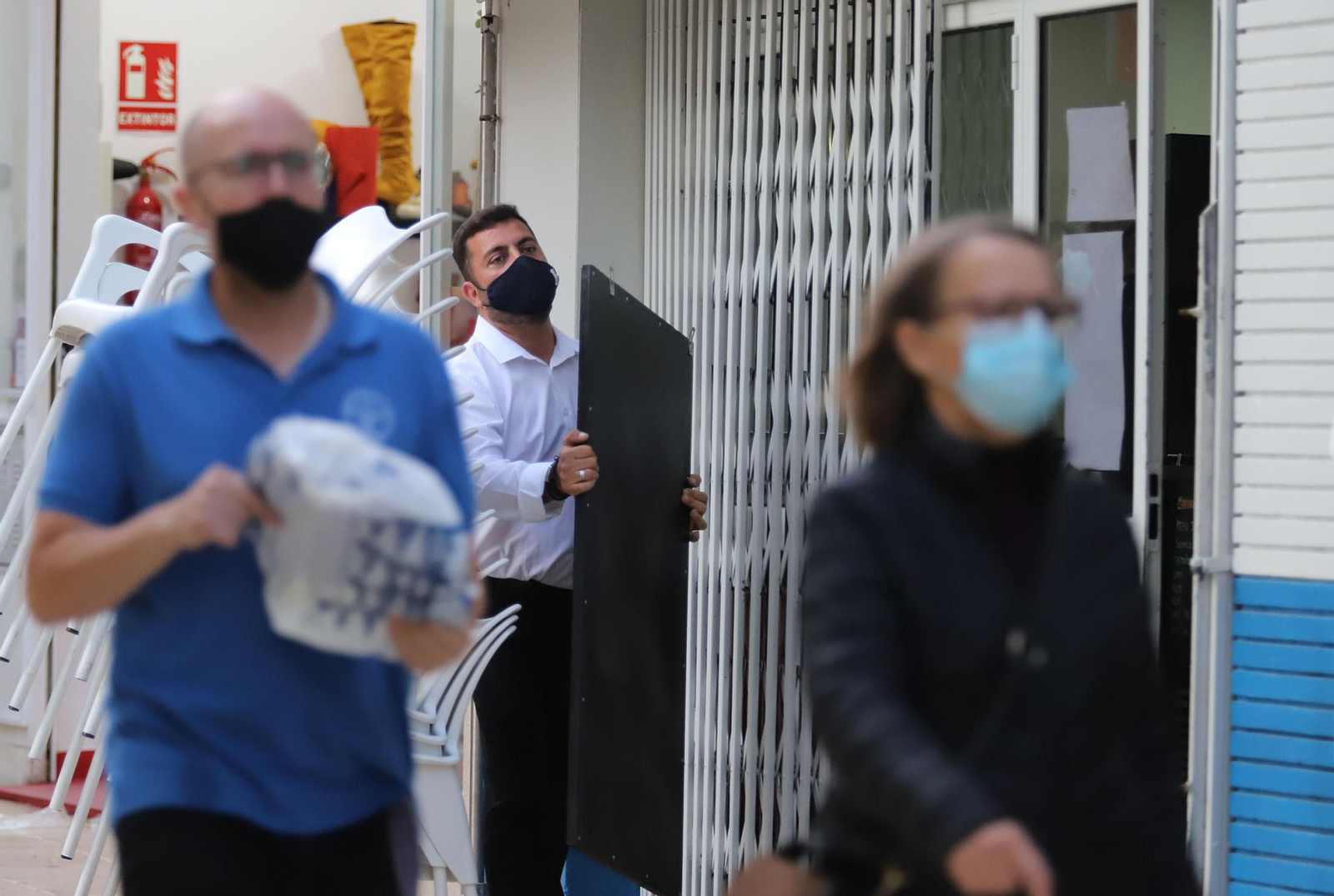 Imágenes del cierre de comercios bares y terrazas a causa de las nuevas restricciones por la Covid en Huelva