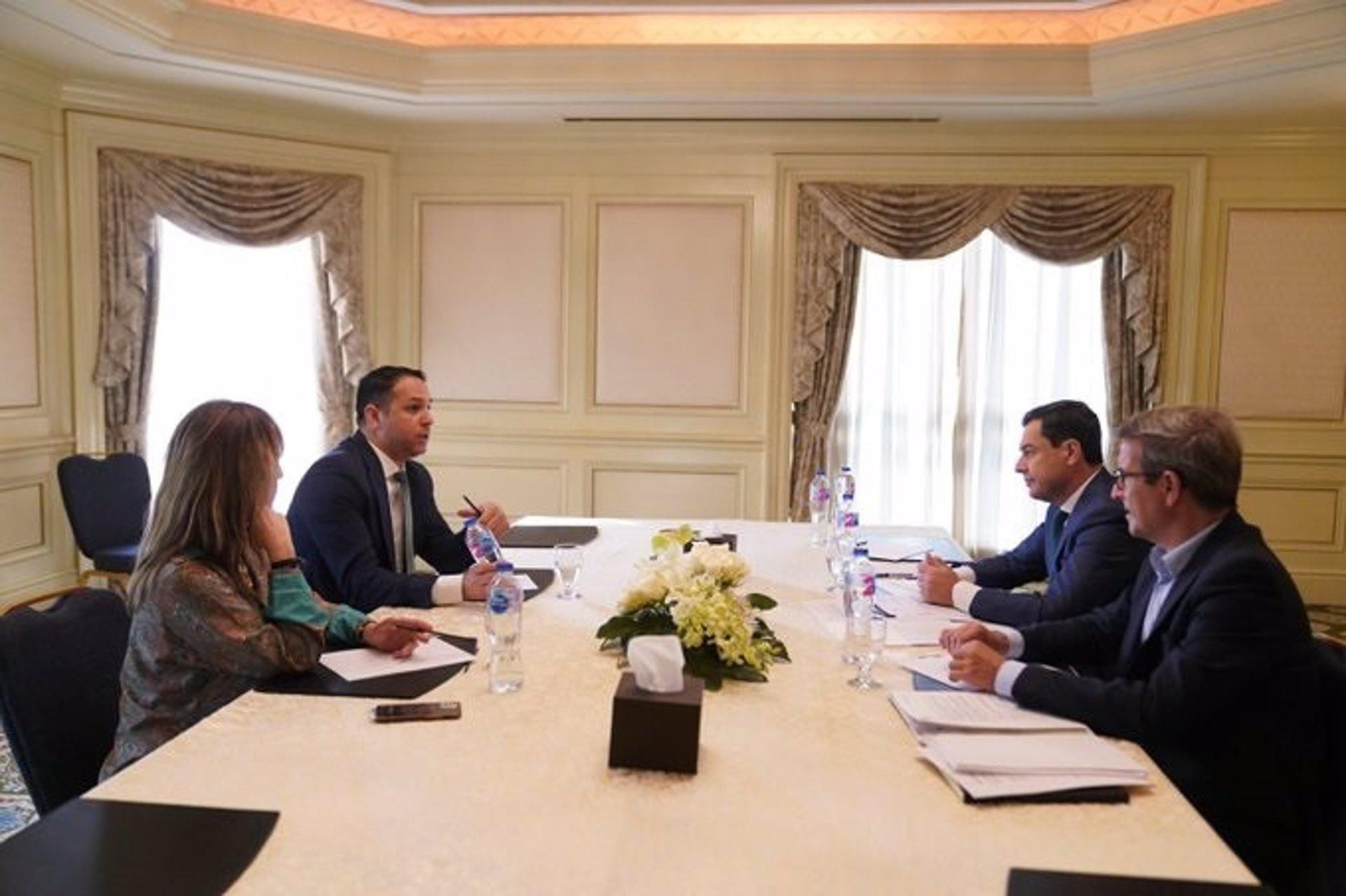 Juanma Moreno en una reunión en El Cairo.