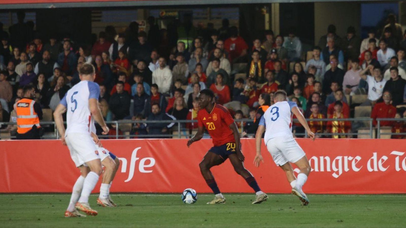 Samu Omorodion controla el balón en un momento del partido.