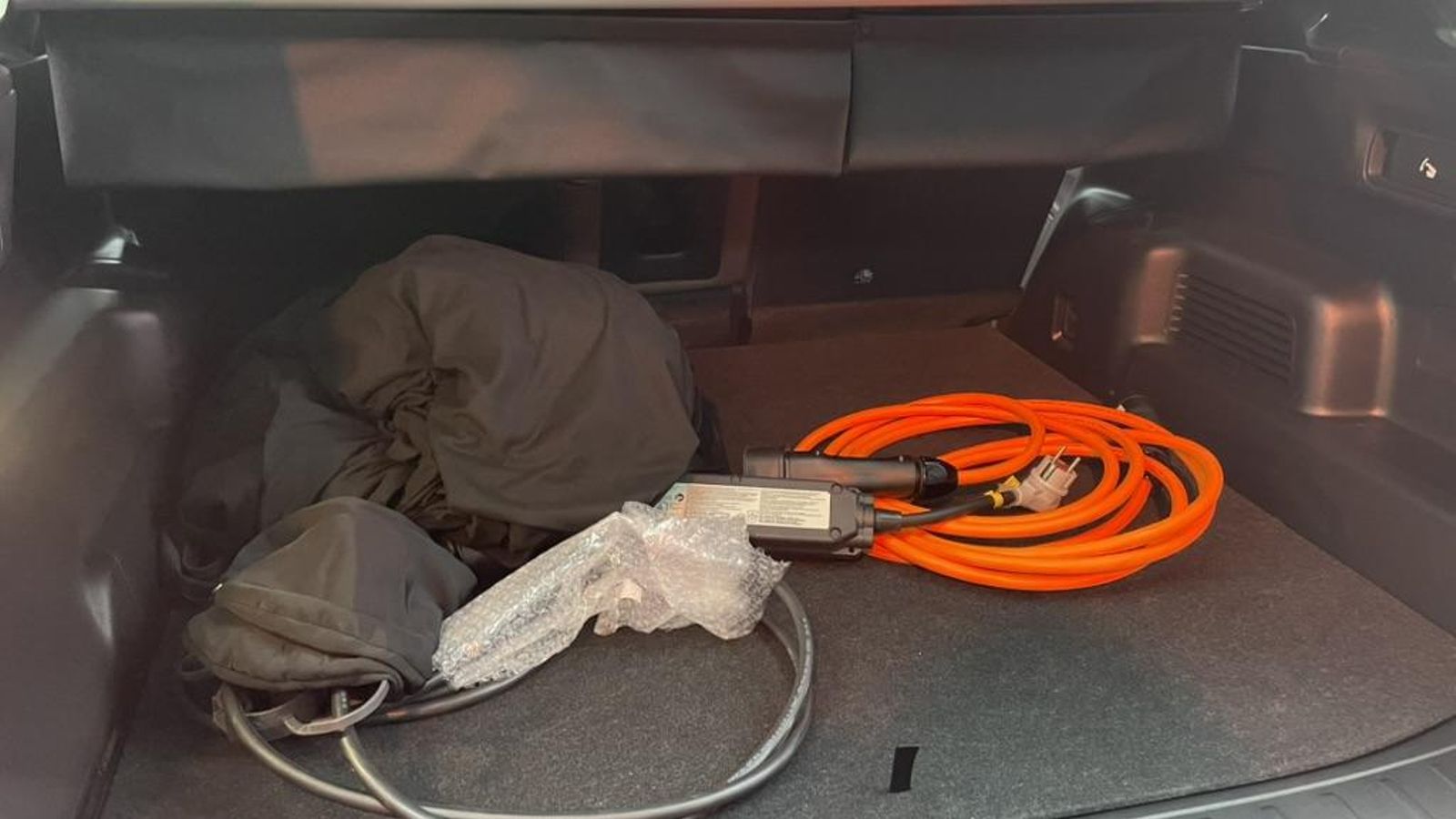 El maletero ofrece 450 litros y, bajo el piso, aún queda espacio para situar alguno de los cables que puede necesitar el Outlander PHEV. El maletero ofrece 450 litros y, bajo el piso, aún queda espacio para situar alguno de los cables que puede necesitar el Outlander PHEV.