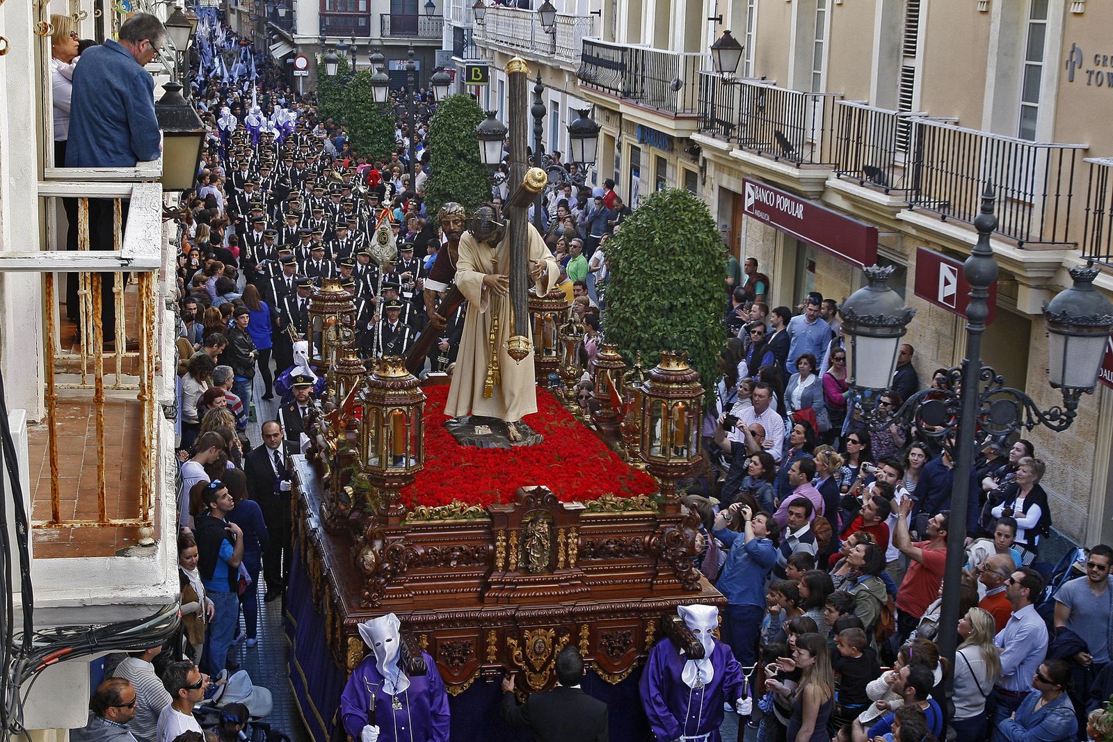 El paso del Nazareno del Amor por la calle Nueva.