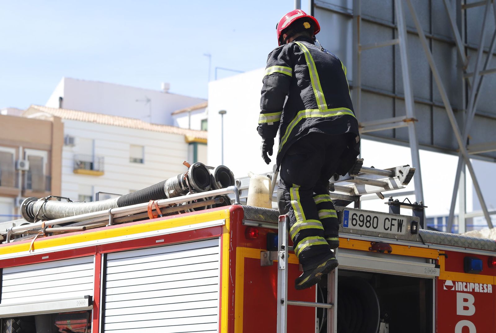 Incendio en las casas abandonadas de la calle Valverde del Camino en Huelva
