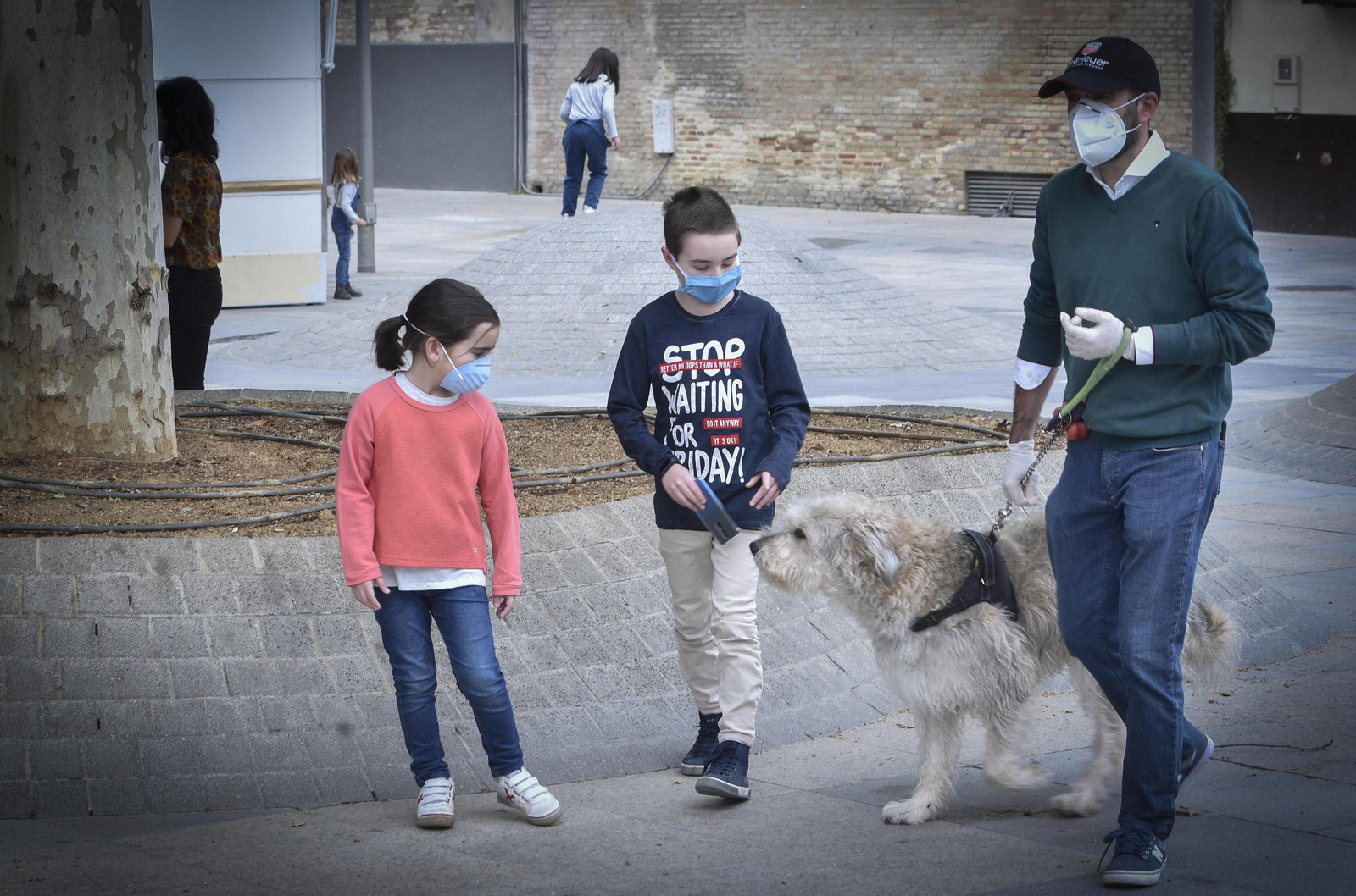 Niños en la calle en su primera salida tras el confinamiento.