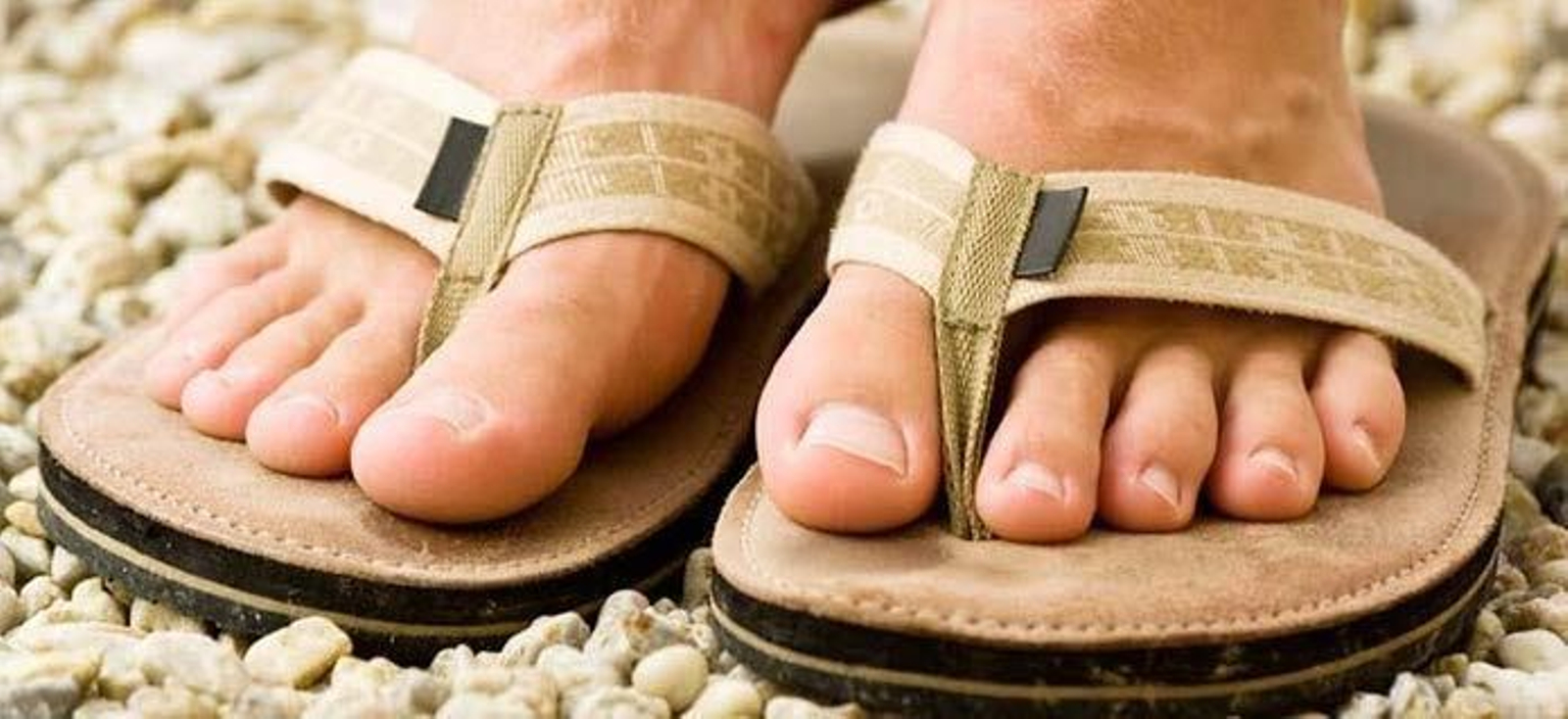 Los hombres que se hacen la pedicura ponen a punto sus uñas, cuidan las cutículas y eliminan los talones agrietados o cualquier tipo de dureza.