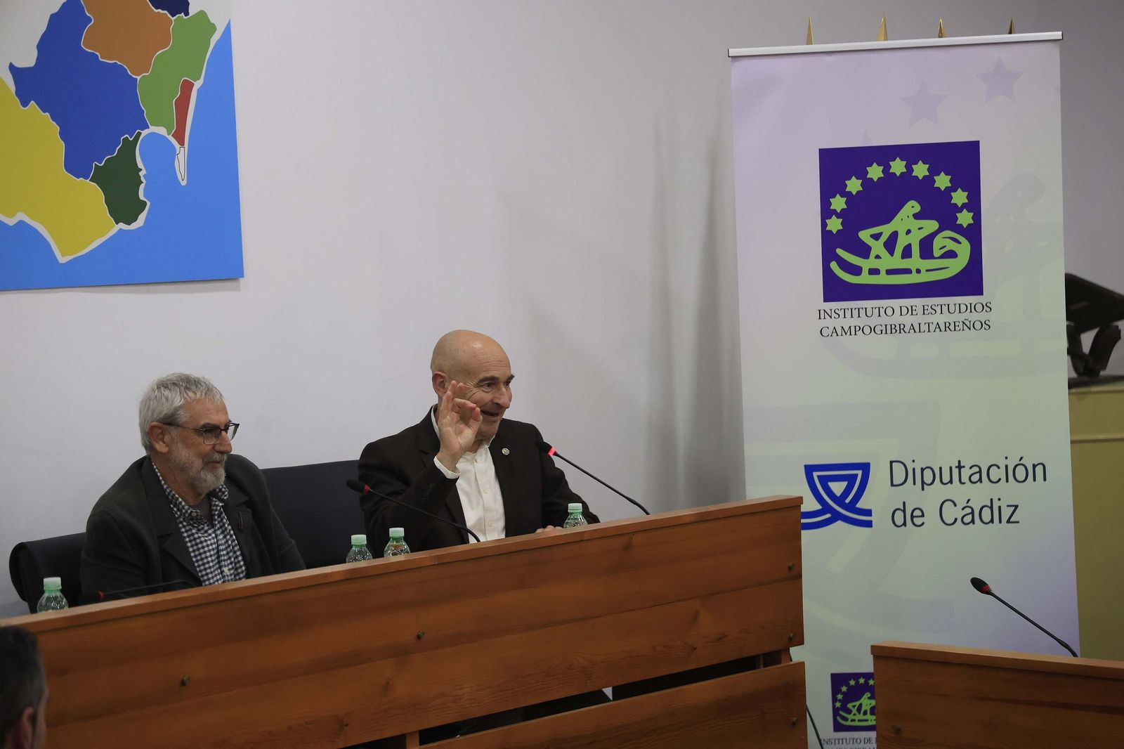 Las fotos de la presentación de las dos nuevas guías del patrimonio del Campo de Gibraltar