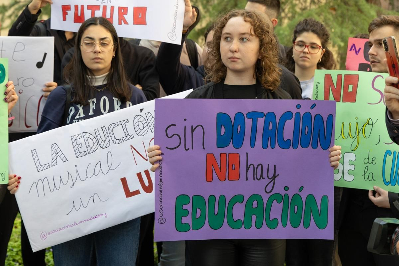 Concentración del alumnado del Conservatorio Superior de Música de Jaén para reclamar a la Junta de Andalucía que cumpla con los compromisos de dotación instrumental de la nueva sede