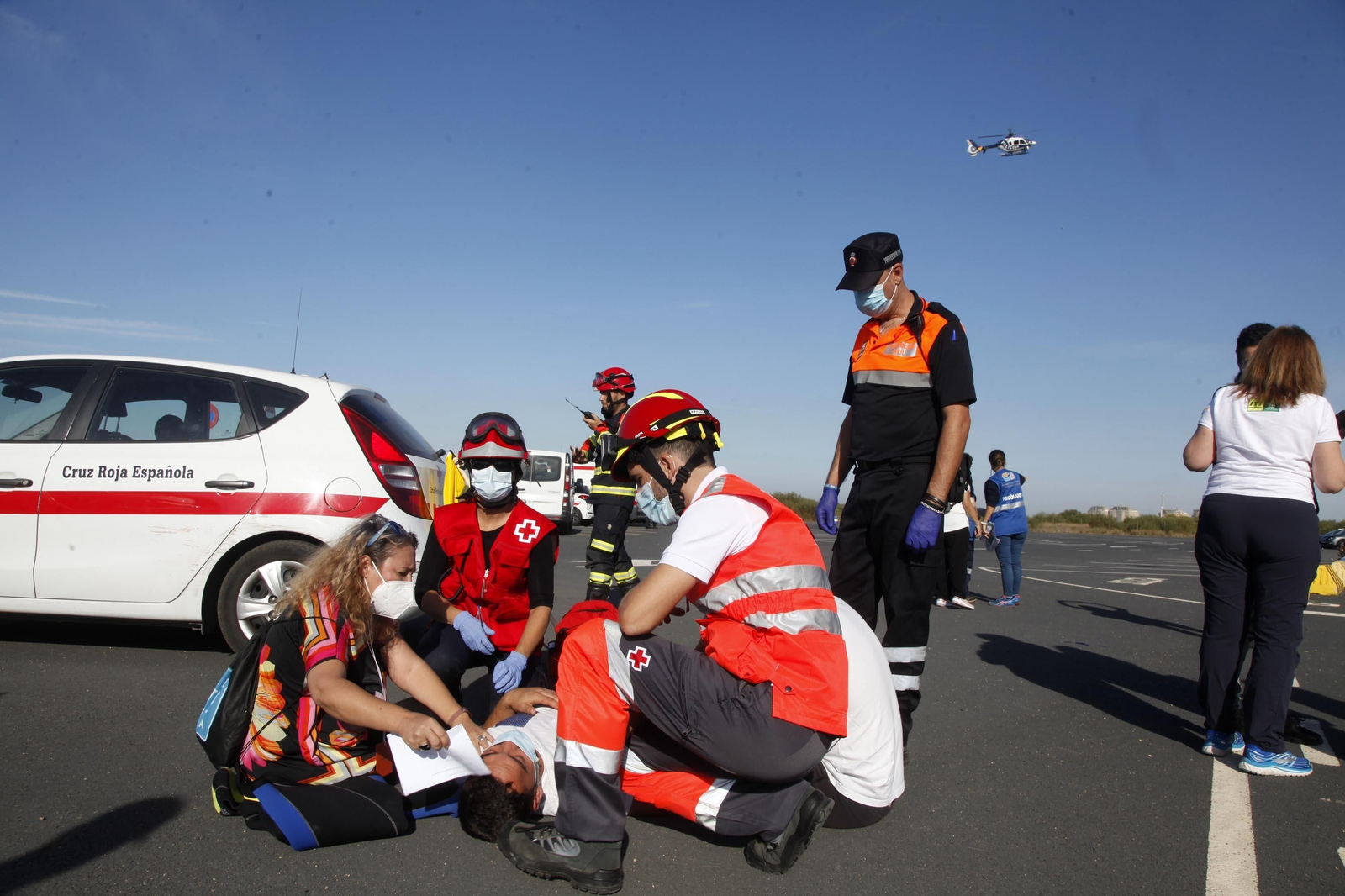 Un momento del ejercicio en el espigón de Huelva