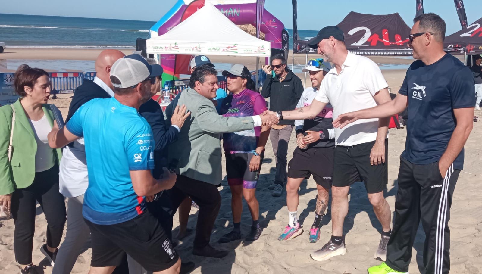 Arturo Arpresa estrechando la mano a Pedro Aguado durante el reto solidario ‘Abracemos el Mar’.
