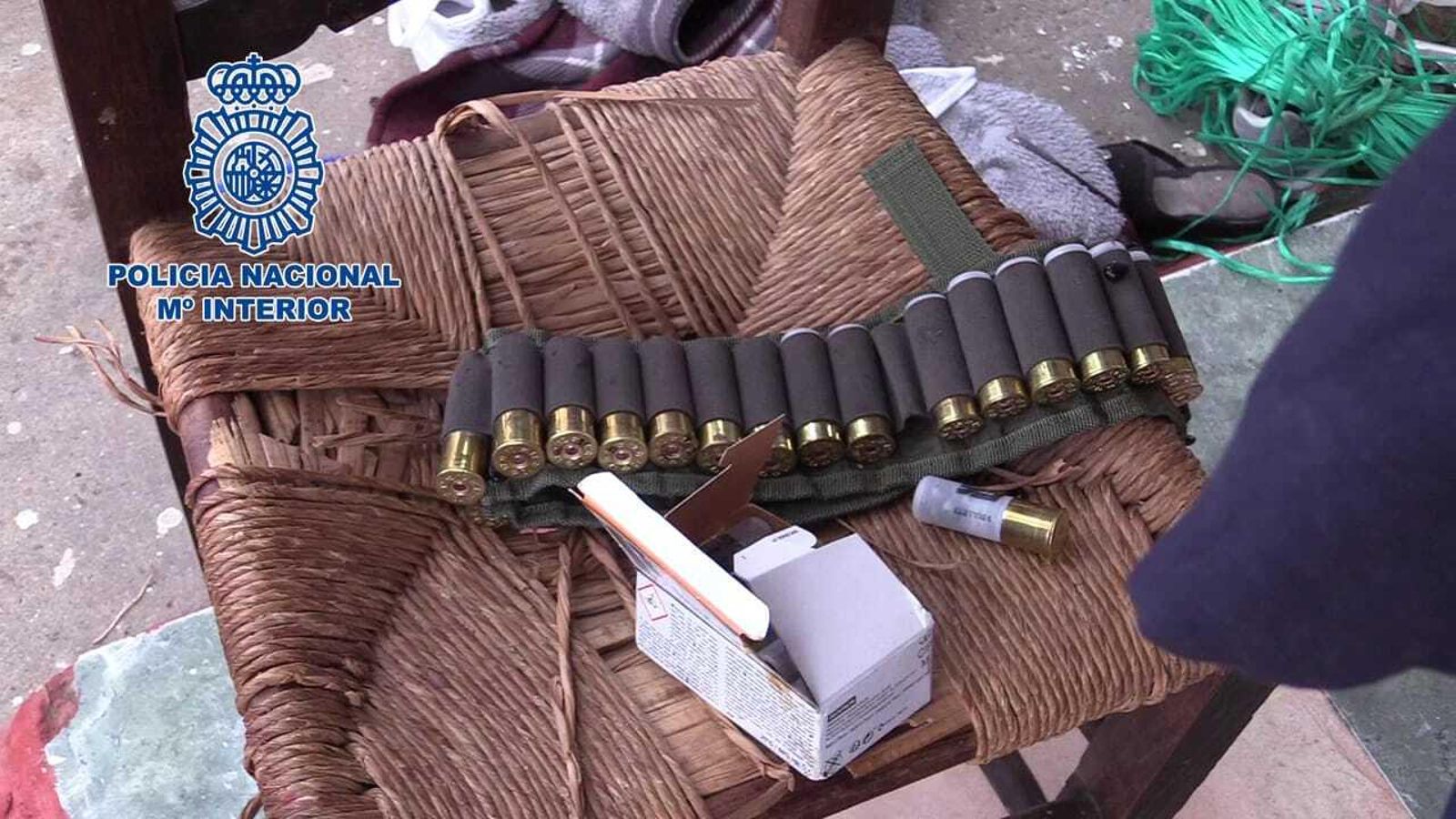 Algunos de los cartuchos intervenidos por los agentes.