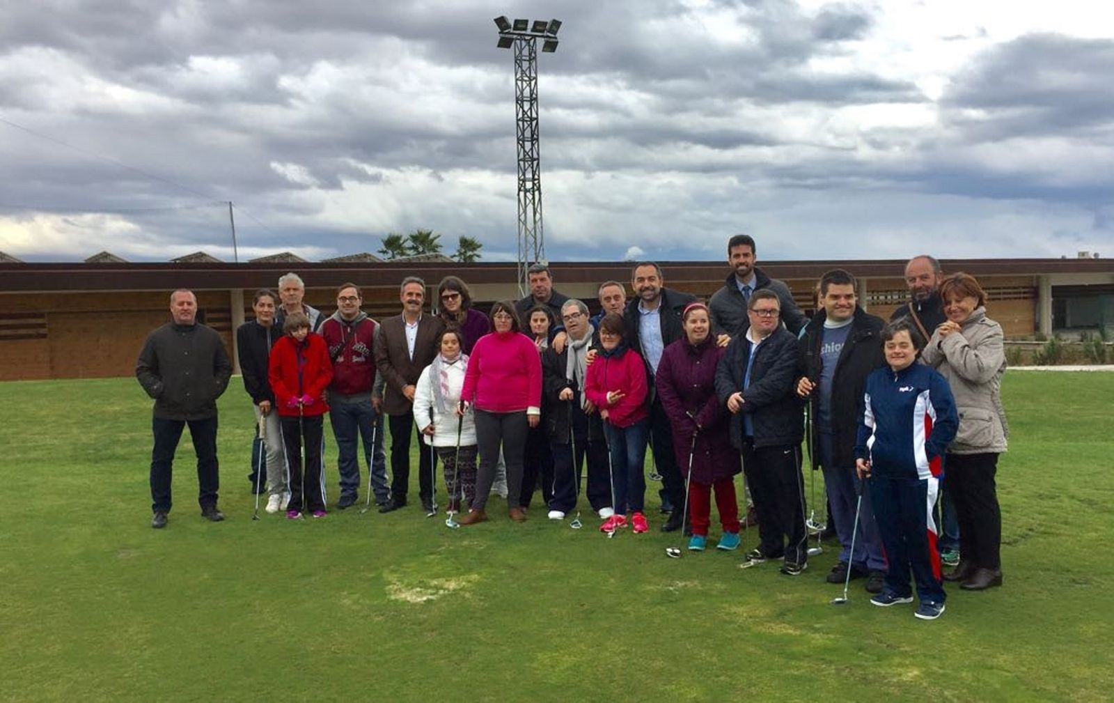 Participantes en el programa Golf para tod@s en la Escuela Pública de Golf en El Toyo, provincia de Almería, con el secretario general para el Deporte.
